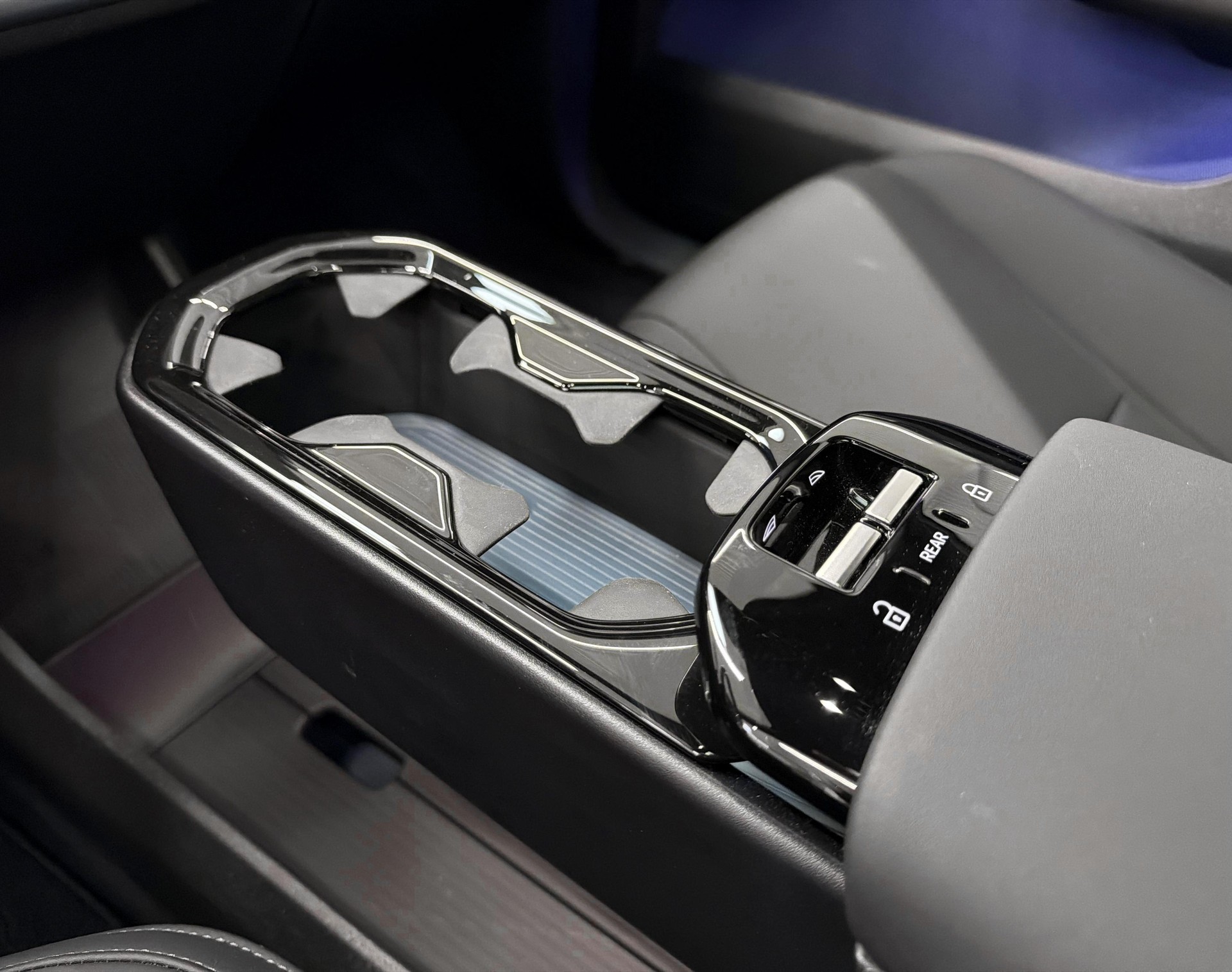 VOLVO EX 30 E60 Twin Plus Performance-image-15