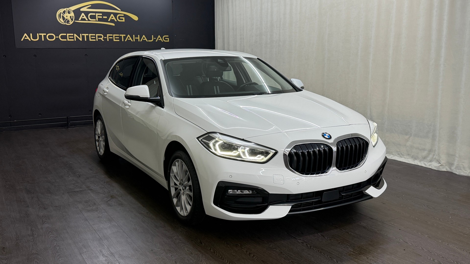 BMW 118i Sport Line Steptronic-image-2