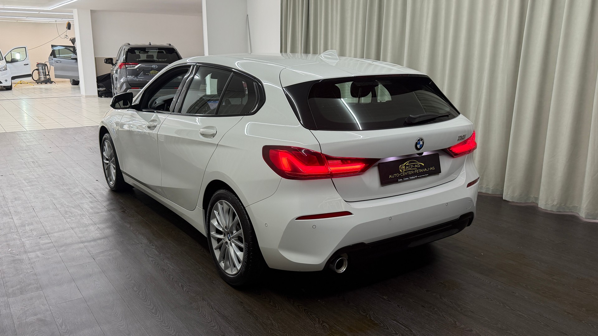 BMW 118i Sport Line Steptronic-image-5