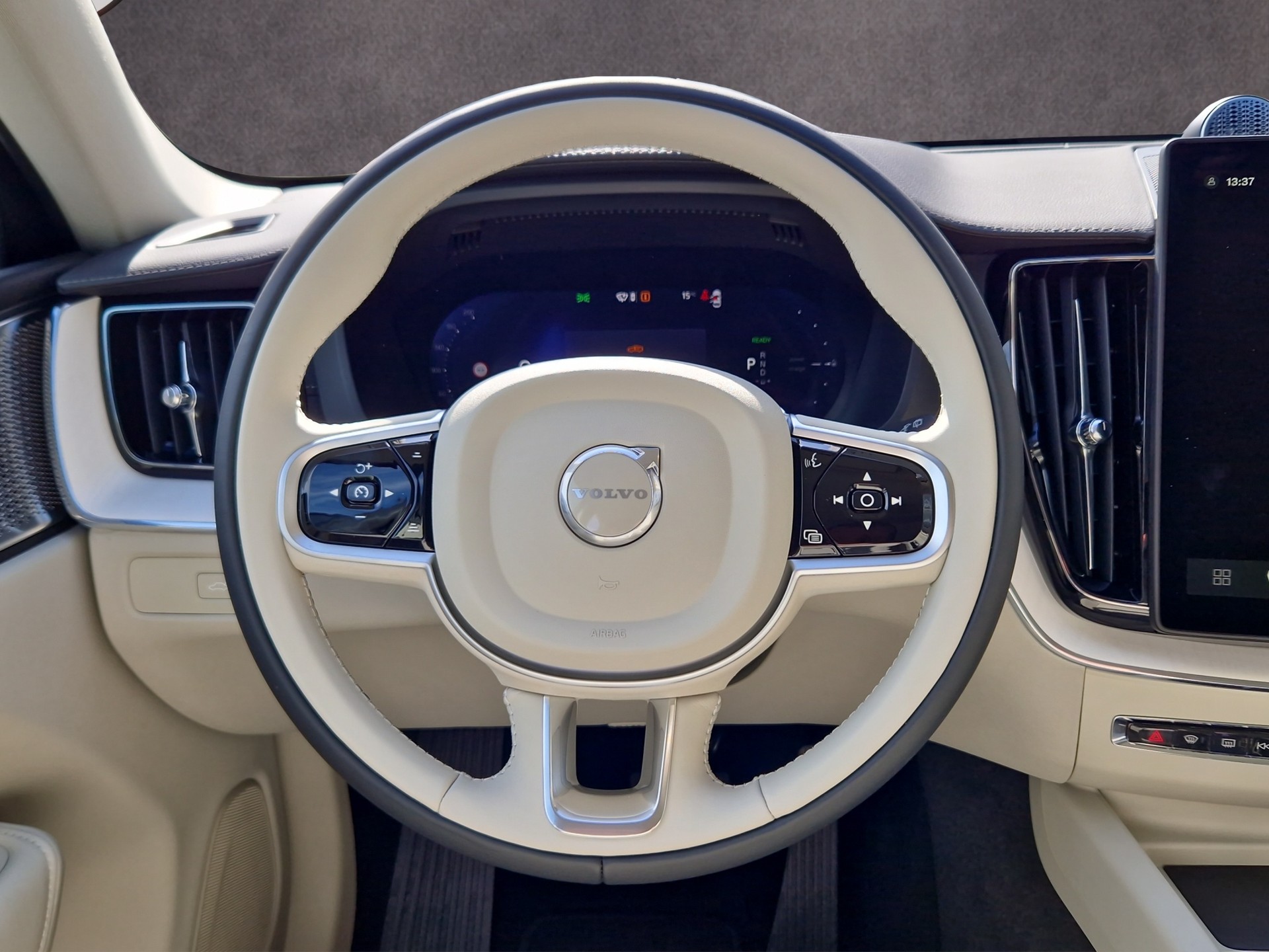 VOLVO XC60 2.0 T8 TE Ultra Dark eAWD-image-13