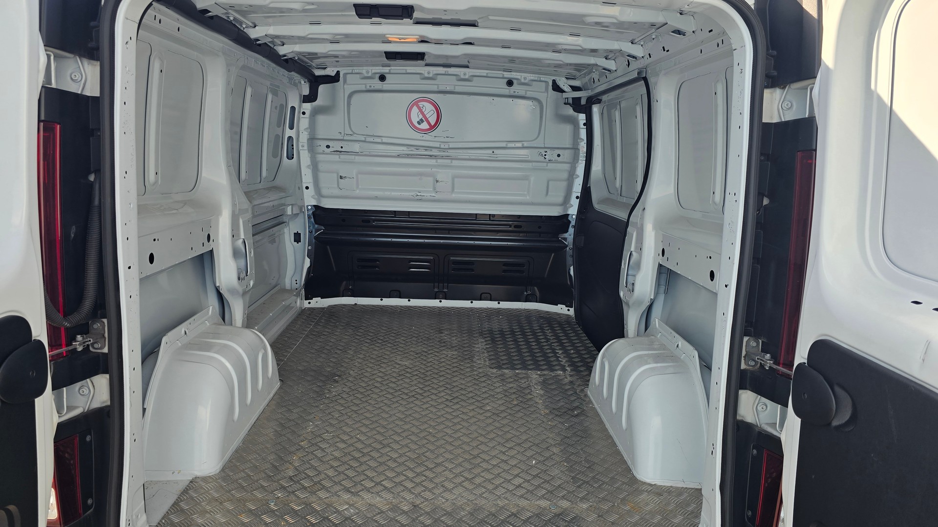 RENAULT Trafic 2.0 Blue dCi 150 Business L1H1 EDC EN-image-5