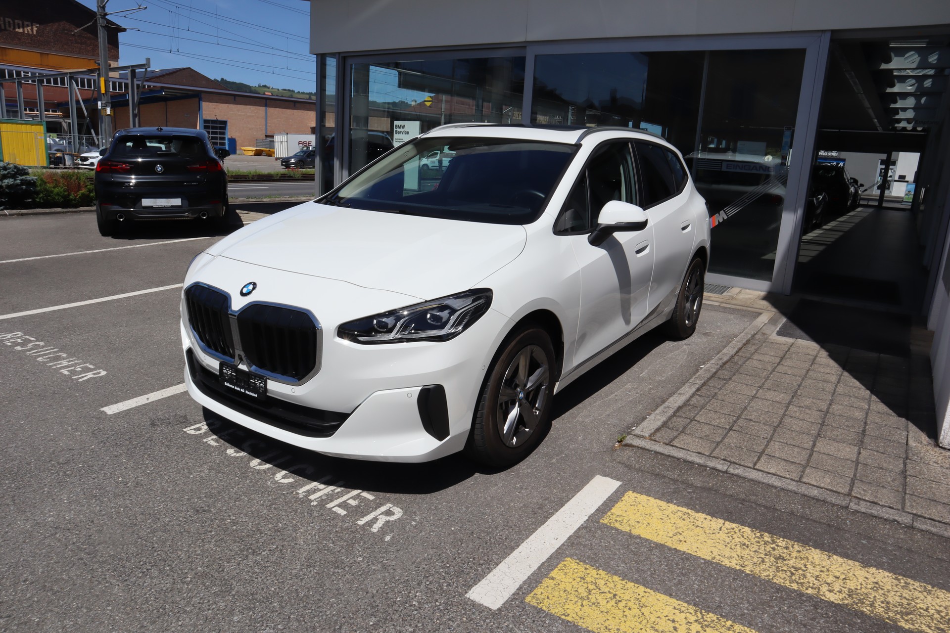 BMW 223d Activ Tourer xDrive DKG Panoramaglasdach AHK 4x4 Euro 6-image-2