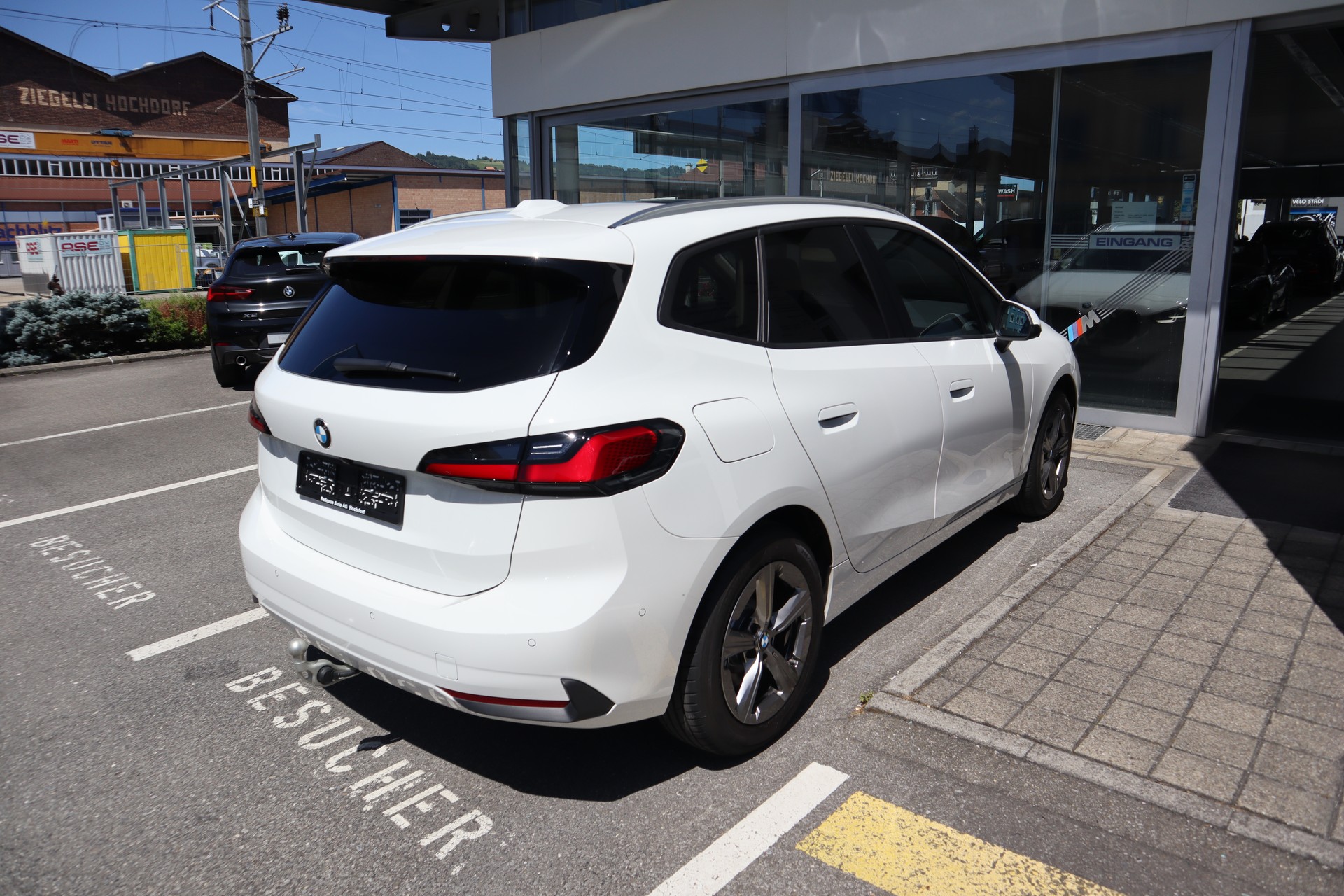 BMW 223d Activ Tourer xDrive DKG Panoramaglasdach AHK 4x4 Euro 6-image-3