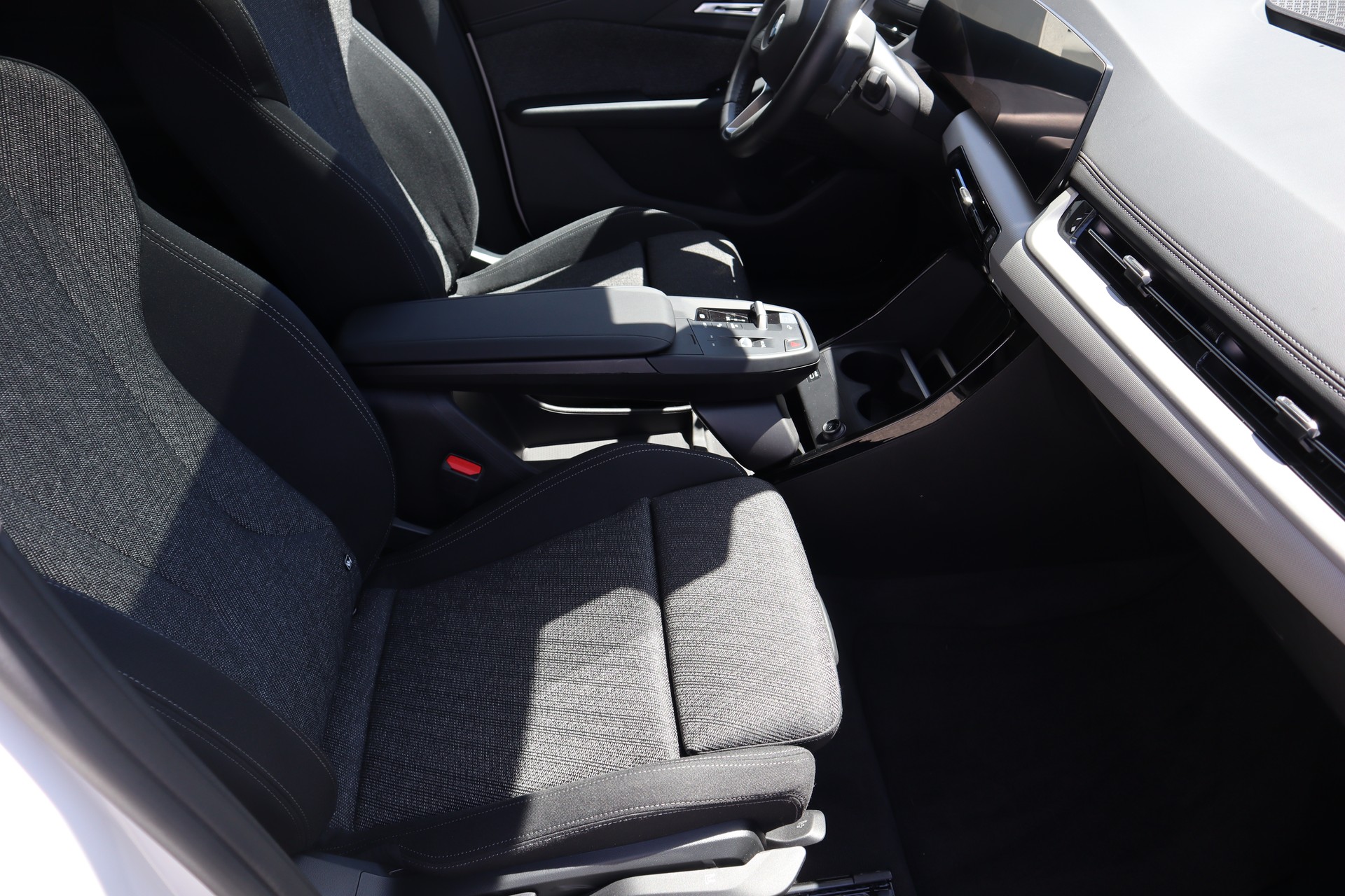BMW 223d Activ Tourer xDrive DKG Panoramaglasdach AHK 4x4 Euro 6-image-4