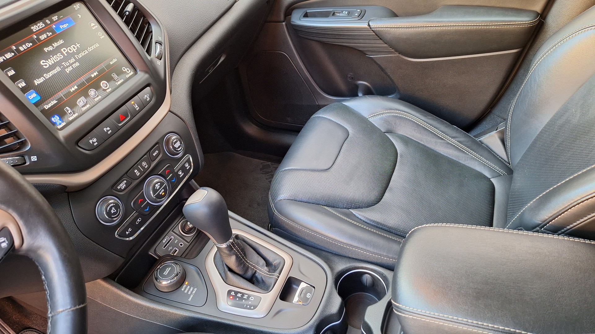 JEEP 3.2 V6 Limited AWD-image-13