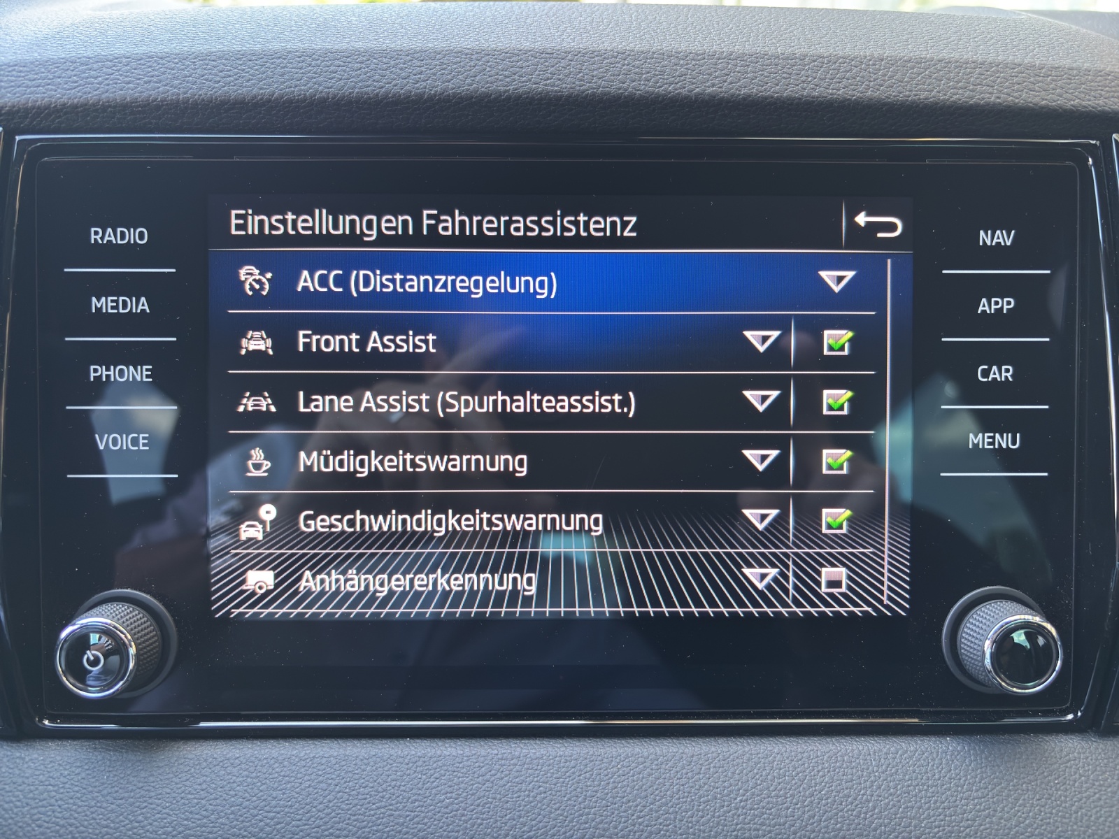 SKODA New Karoq 2.0 TSI SportLine 4x4 DSG mit AHK, Lederausstattung & fortl. Werksgarantie-image-27