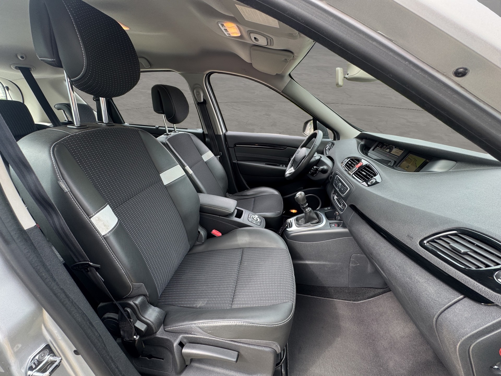 RENAULT Scénic 1.4 16V Turbo Privilège-image-13