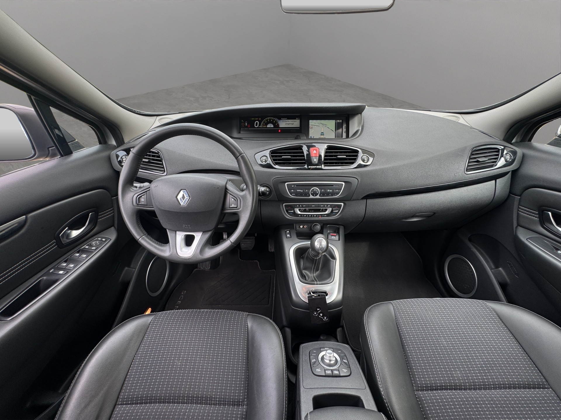 RENAULT Scénic 1.4 16V Turbo Privilège-image-12