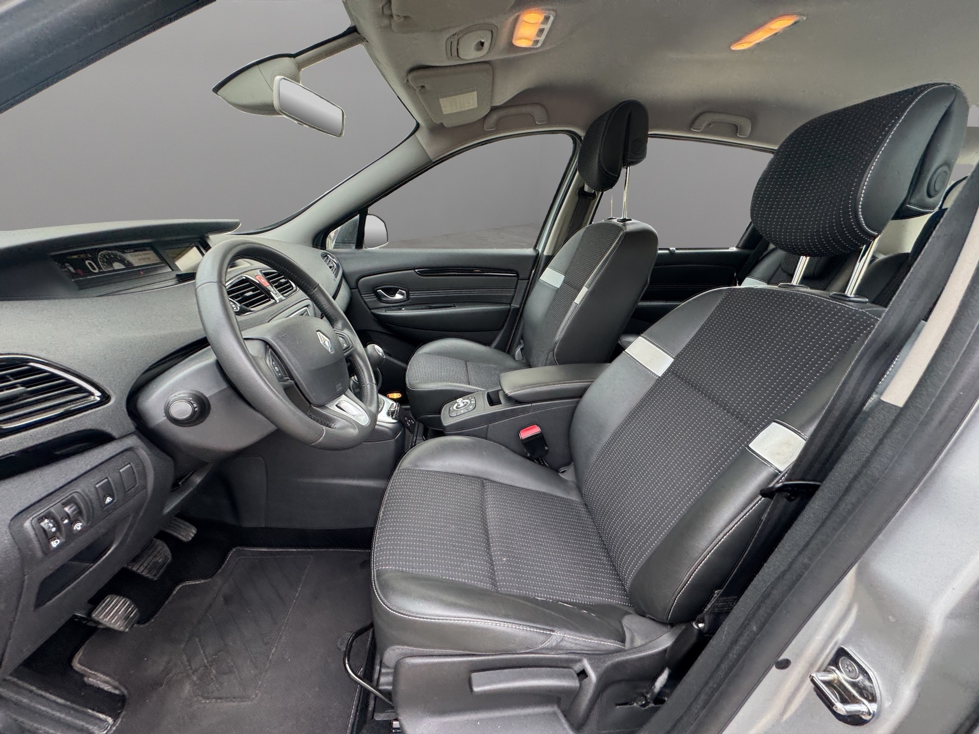 RENAULT Scénic 1.4 16V Turbo Privilège-image-8