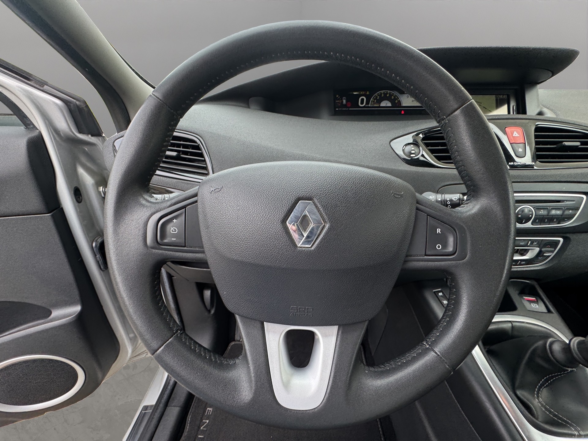 RENAULT Scénic 1.4 16V Turbo Privilège-image-9