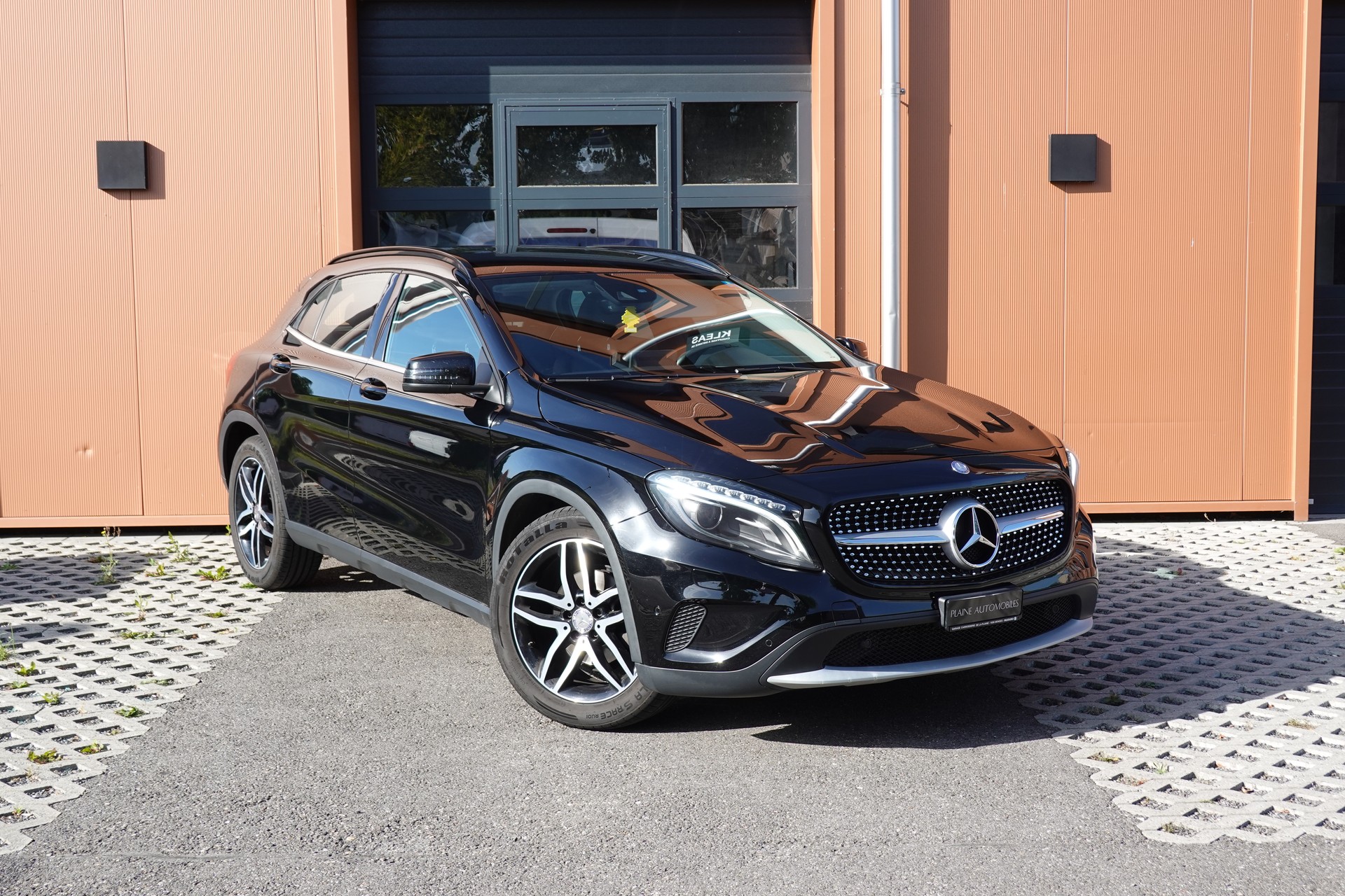 MERCEDES-BENZ GLA 200 CDI "* 8 Roues * Régulateur de vitesse * Sièges chauffantes * jantes 18 * intérieur cuir/tissus *"-image-0