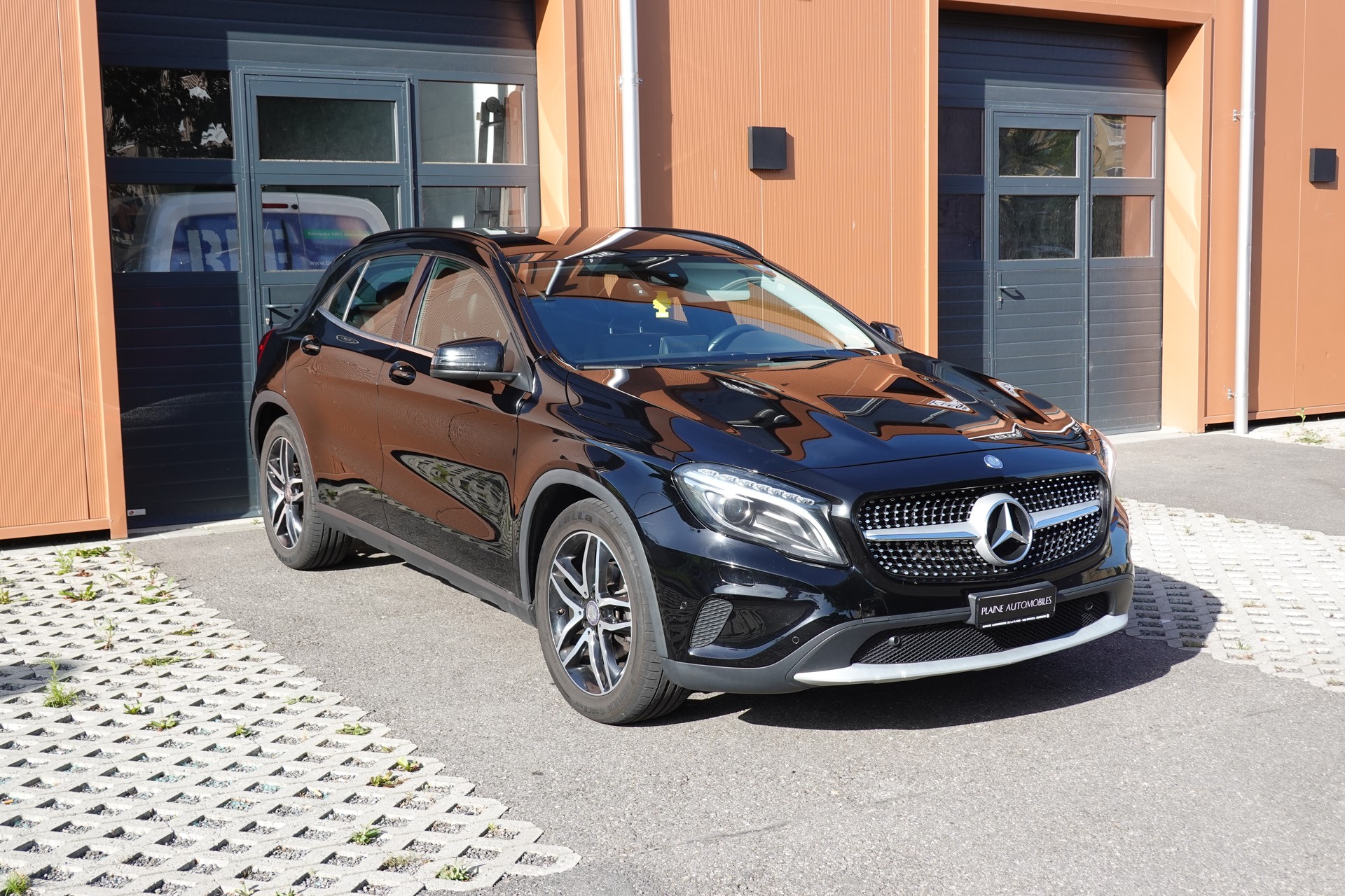 MERCEDES-BENZ GLA 200 CDI "* 8 Roues * Régulateur de vitesse * Sièges chauffantes * jantes 18 * intérieur cuir/tissus *"-image-2