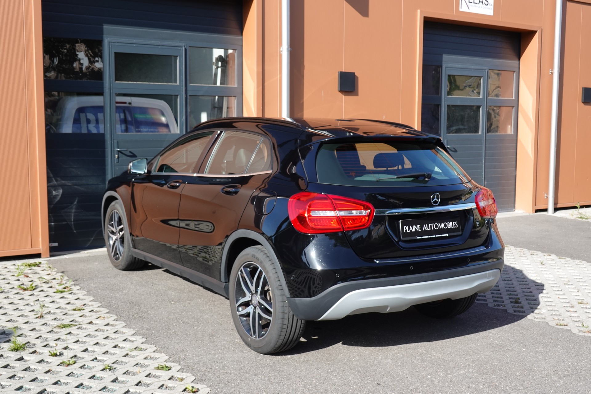 MERCEDES-BENZ GLA 200 CDI "* 8 Roues * Régulateur de vitesse * Sièges chauffantes * jantes 18 * intérieur cuir/tissus *"-image-9