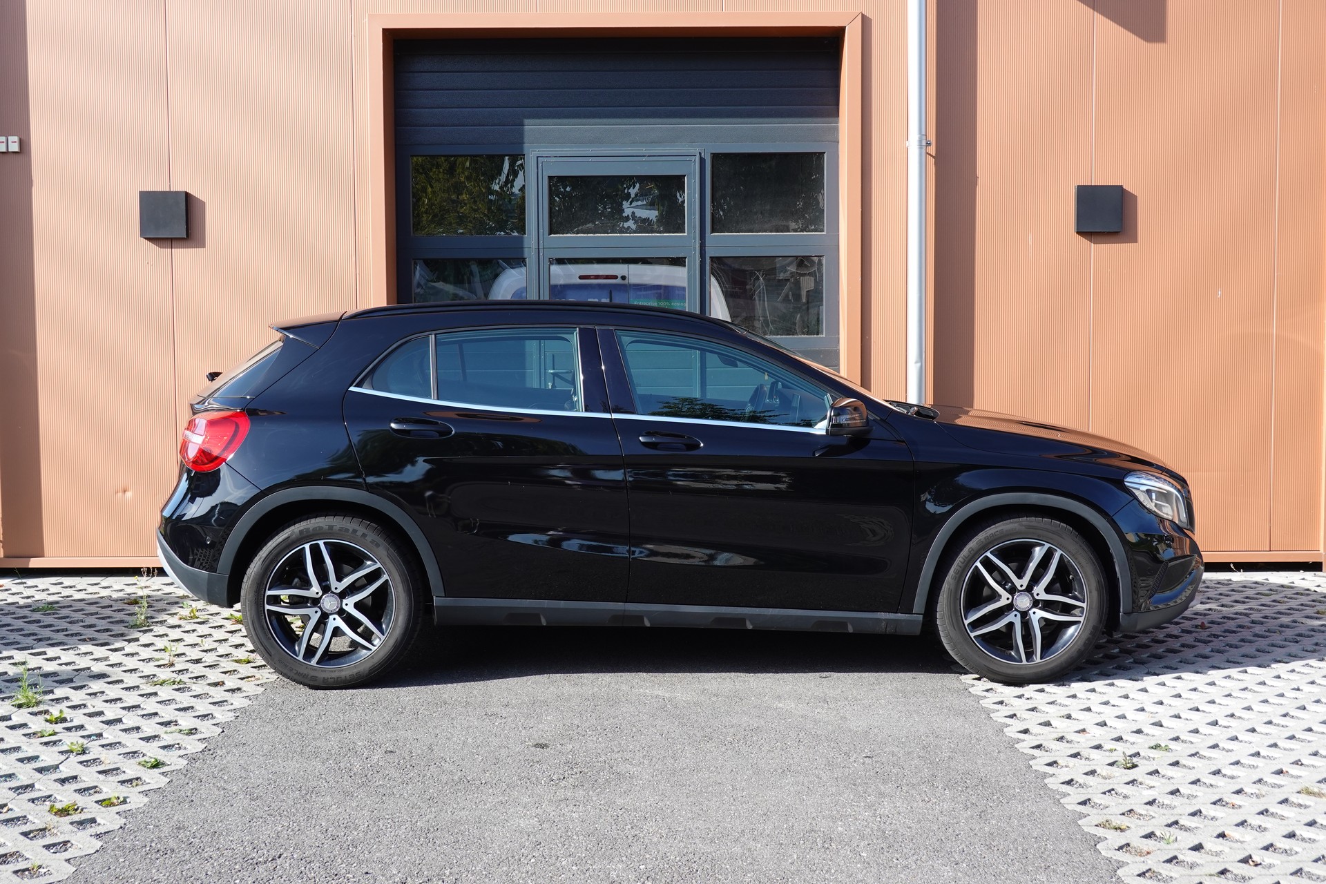 MERCEDES-BENZ GLA 200 CDI "* 8 Roues * Régulateur de vitesse * Sièges chauffantes * jantes 18 * intérieur cuir/tissus *"-image-3