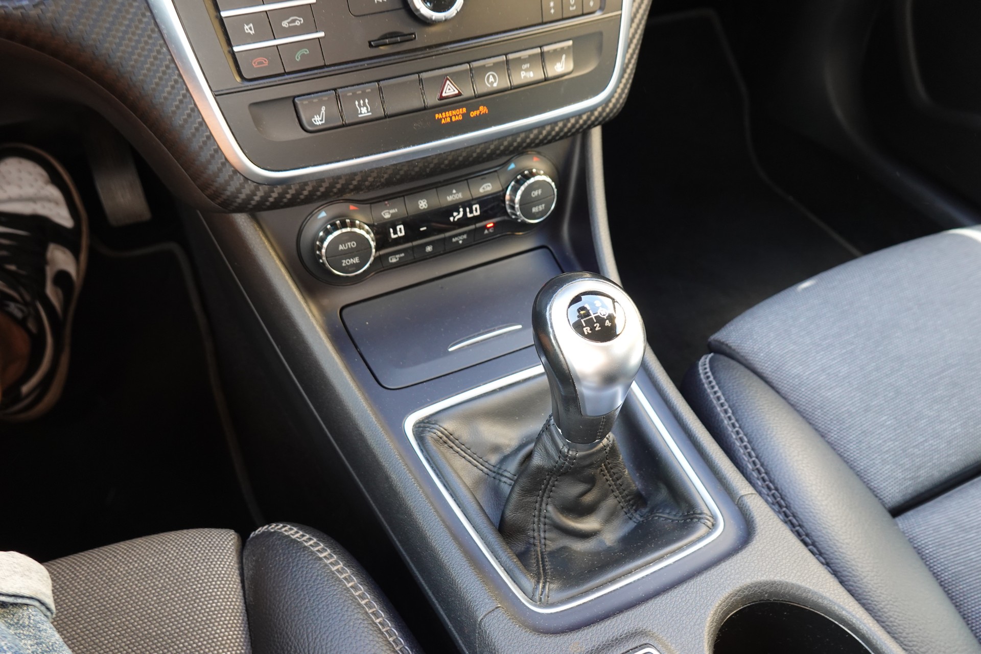 MERCEDES-BENZ GLA 200 CDI "* 8 Roues * Régulateur de vitesse * Sièges chauffantes * jantes 18 * intérieur cuir/tissus *"-image-19