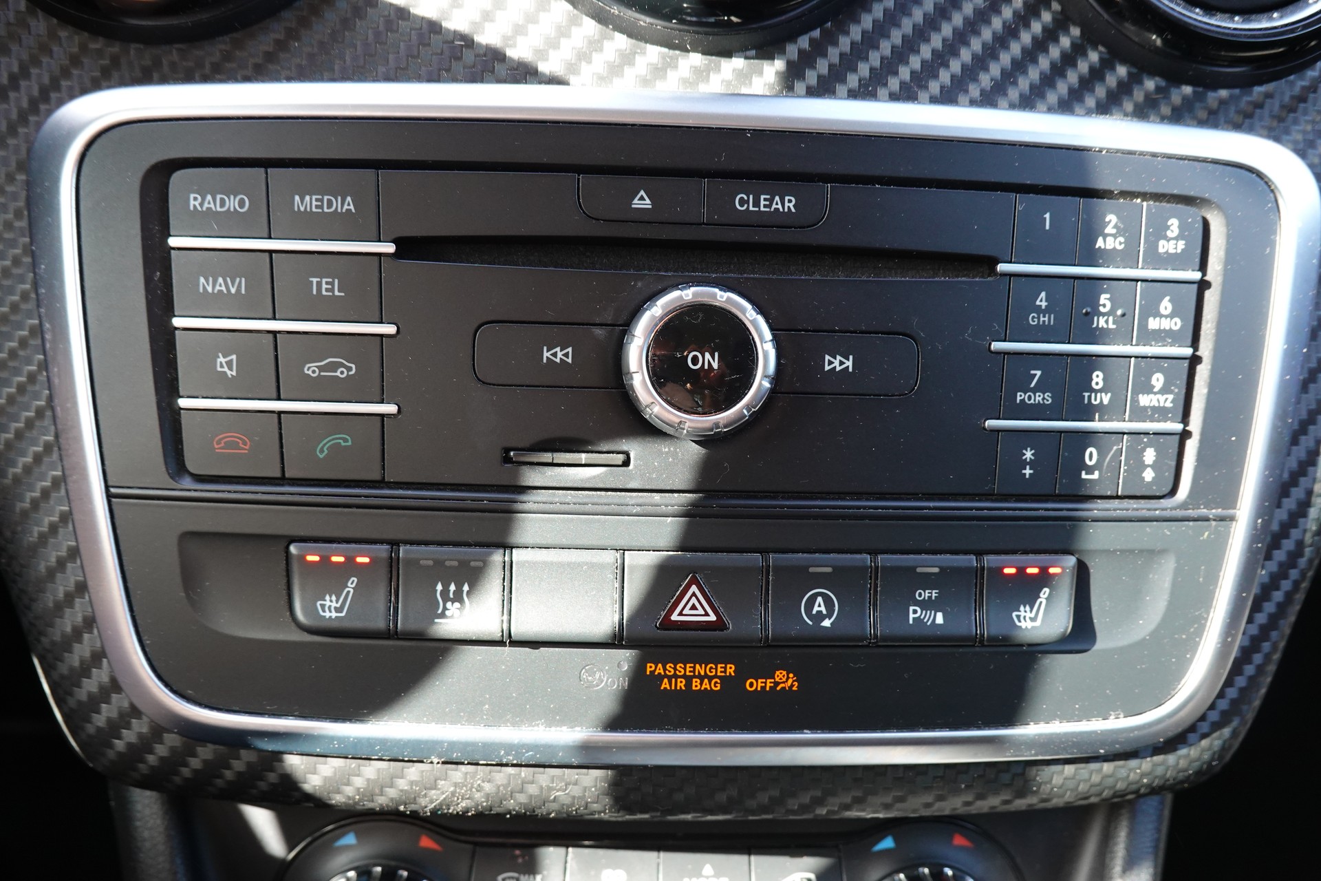 MERCEDES-BENZ GLA 200 CDI "* 8 Roues * Régulateur de vitesse * Sièges chauffantes * jantes 18 * intérieur cuir/tissus *"-image-15