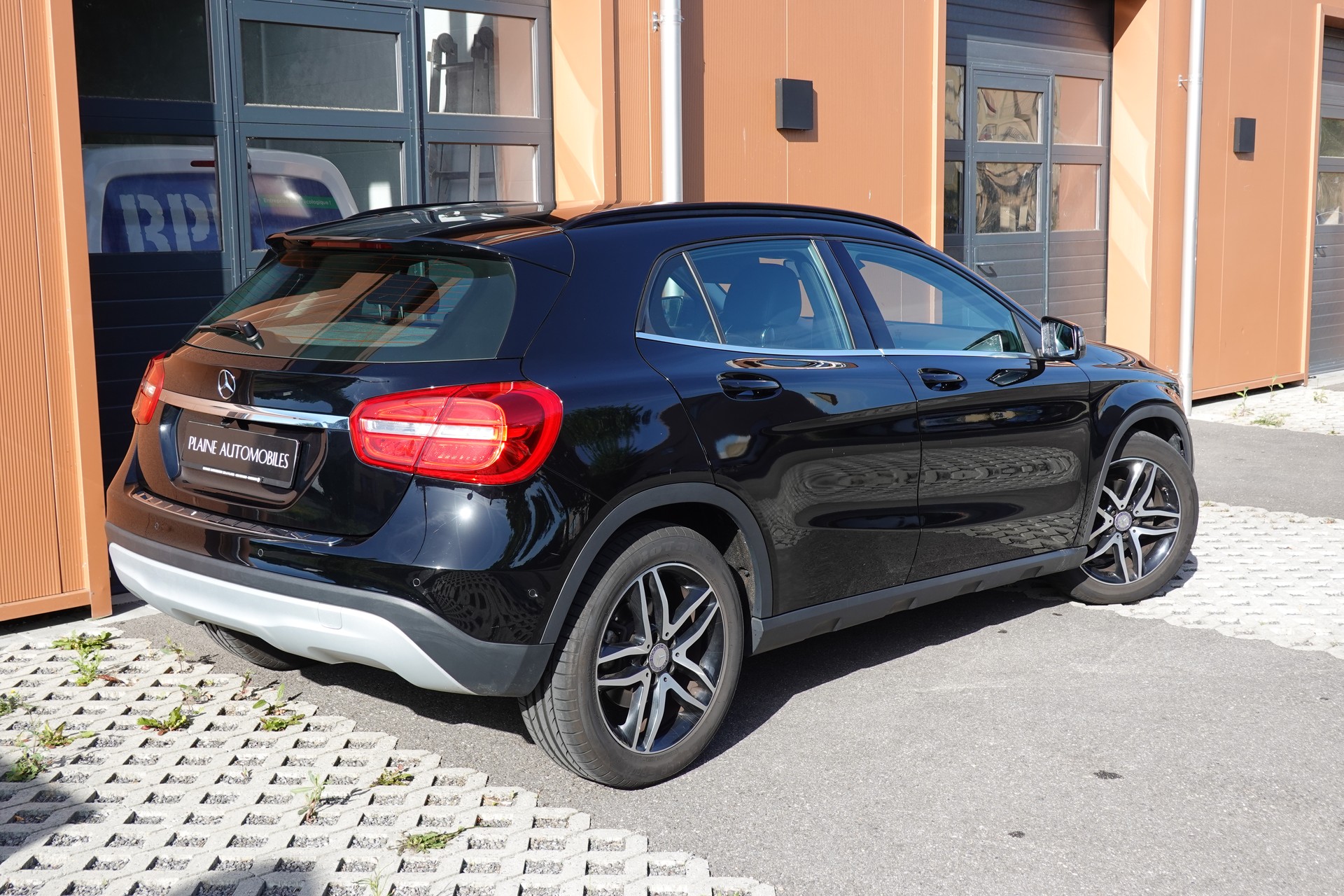 MERCEDES-BENZ GLA 200 CDI "* 8 Roues * Régulateur de vitesse * Sièges chauffantes * jantes 18 * intérieur cuir/tissus *"-image-6