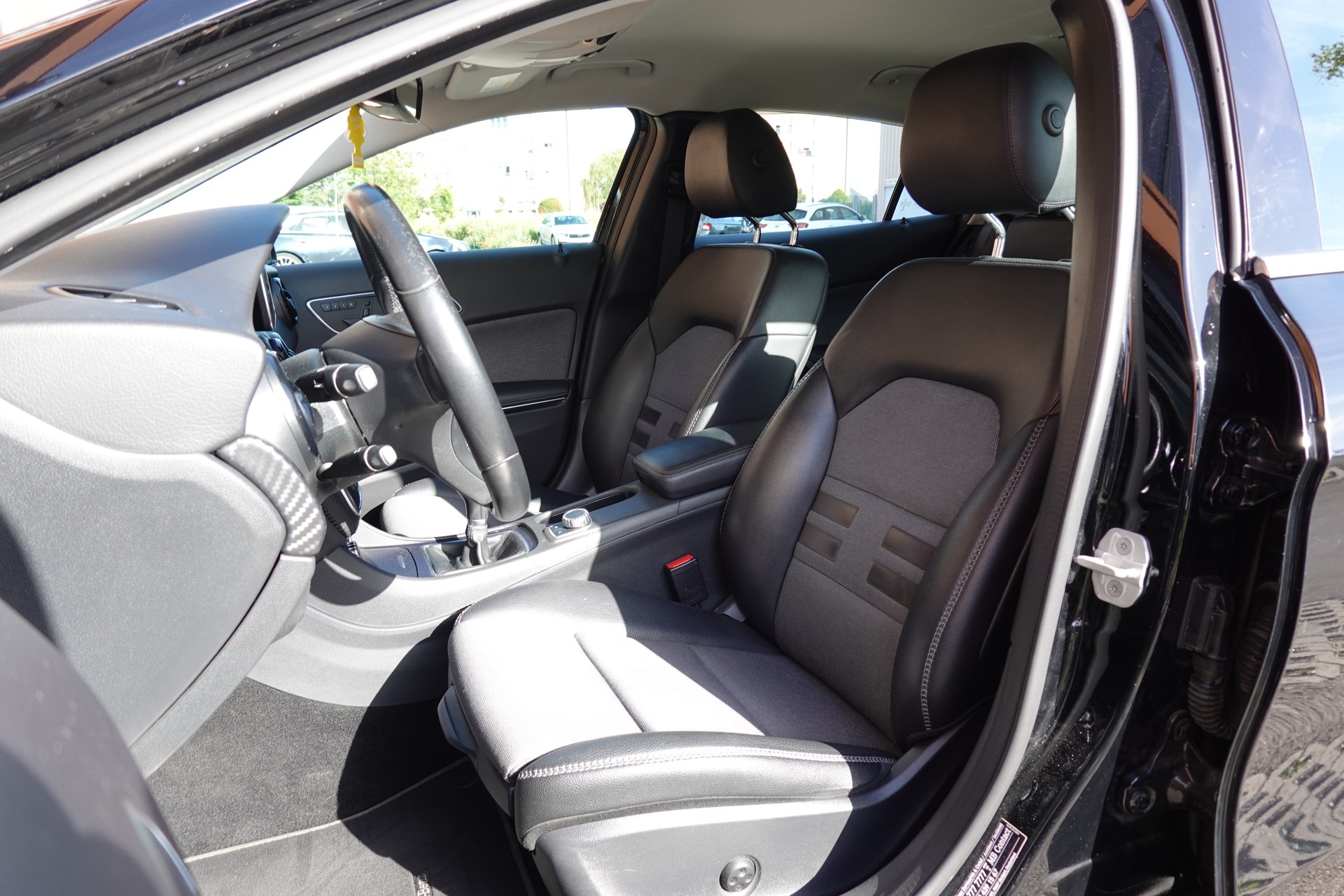 MERCEDES-BENZ GLA 200 CDI "* 8 Roues * Régulateur de vitesse * Sièges chauffantes * jantes 18 * intérieur cuir/tissus *"-image-20