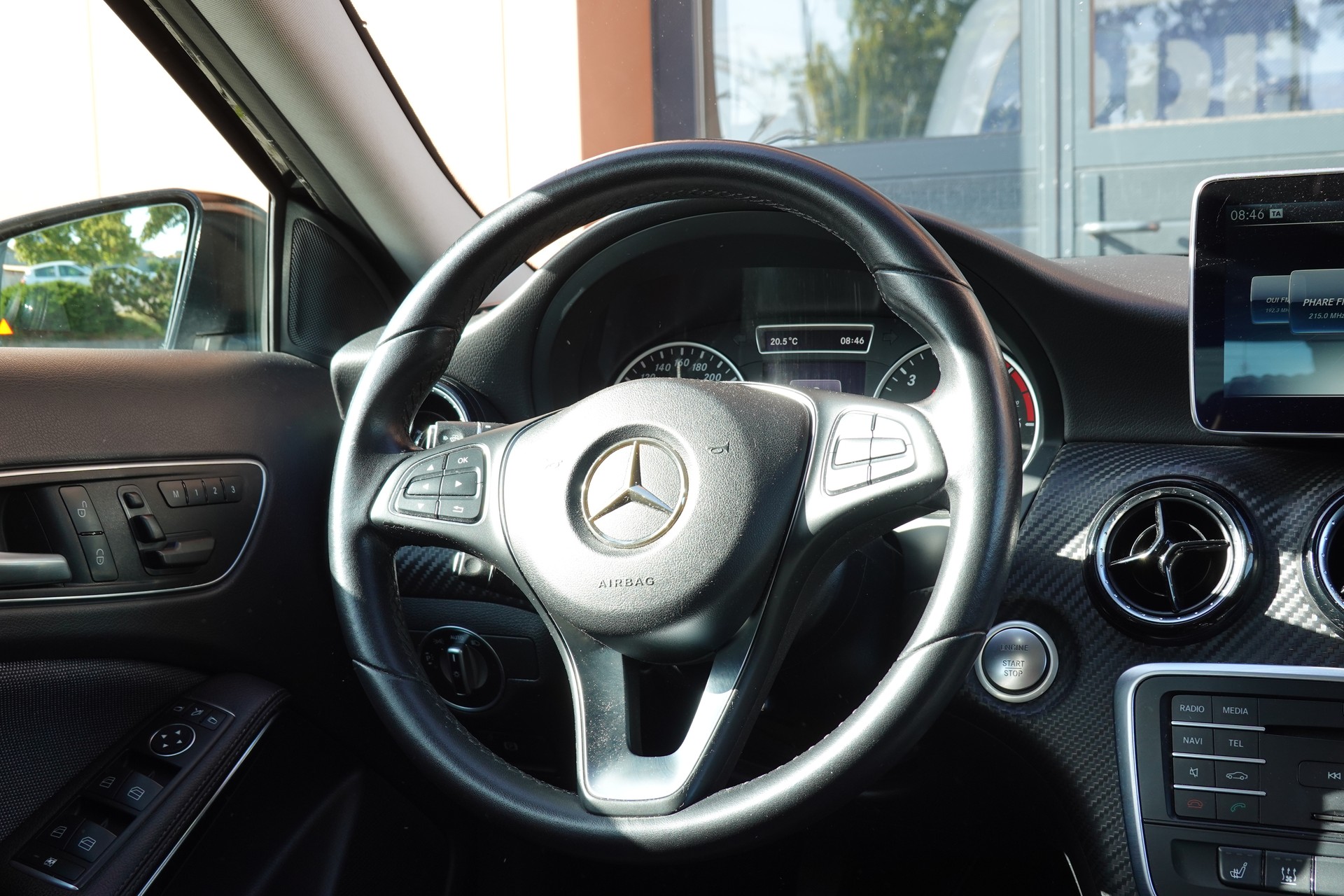MERCEDES-BENZ GLA 200 CDI "* 8 Roues * Régulateur de vitesse * Sièges chauffantes * jantes 18 * intérieur cuir/tissus *"-image-11