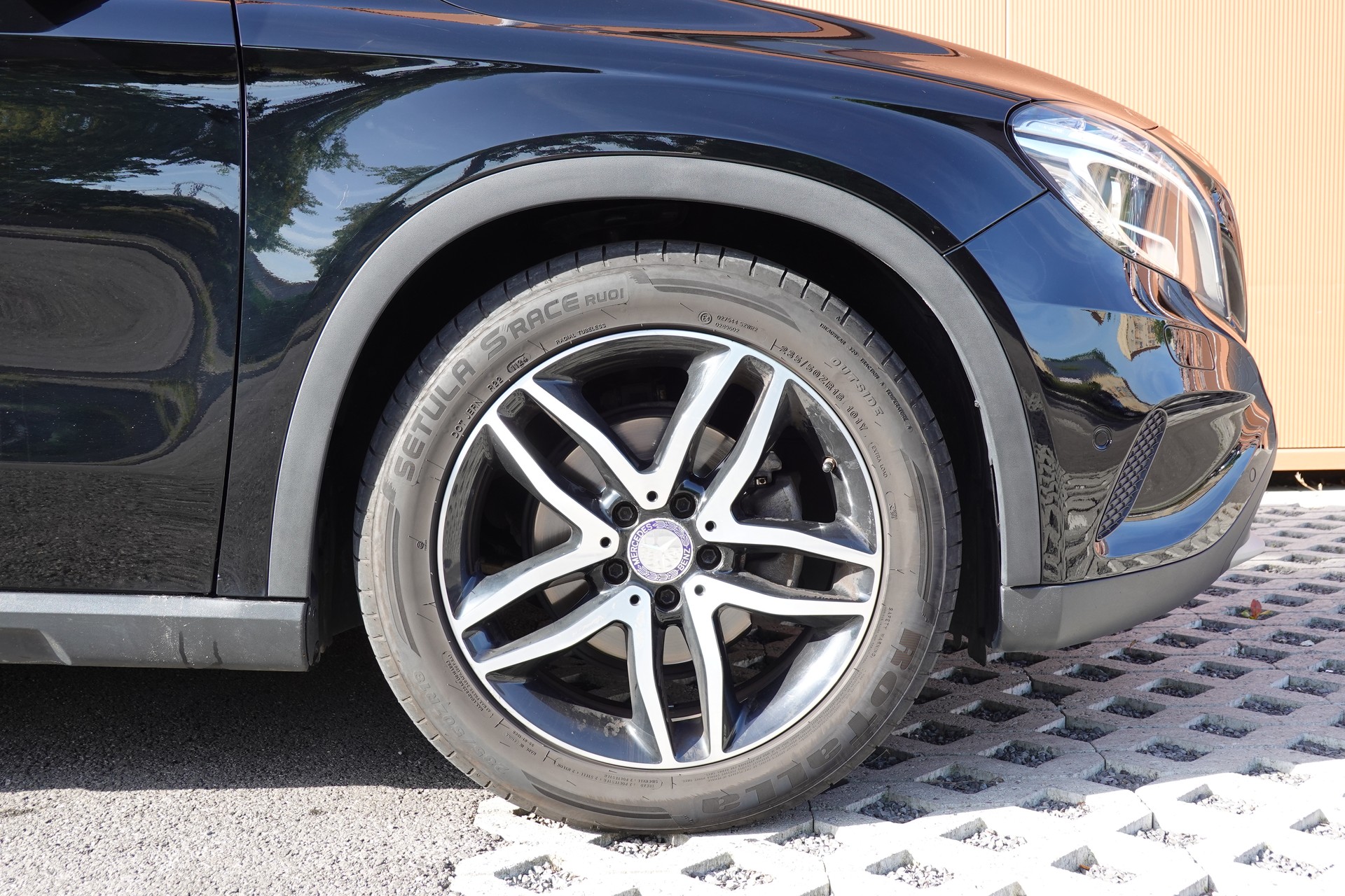 MERCEDES-BENZ GLA 200 CDI "* 8 Roues * Régulateur de vitesse * Sièges chauffantes * jantes 18 * intérieur cuir/tissus *"-image-4