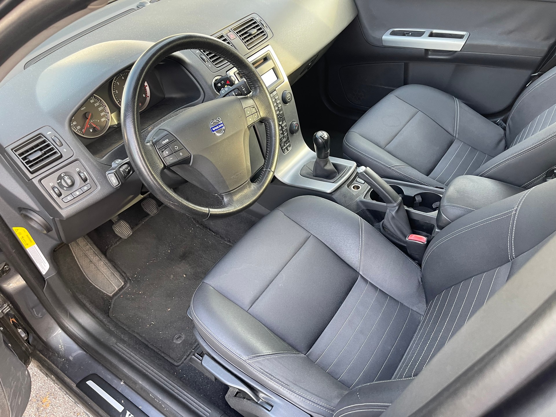 VOLVO V50 2.4 Momentum-image-2