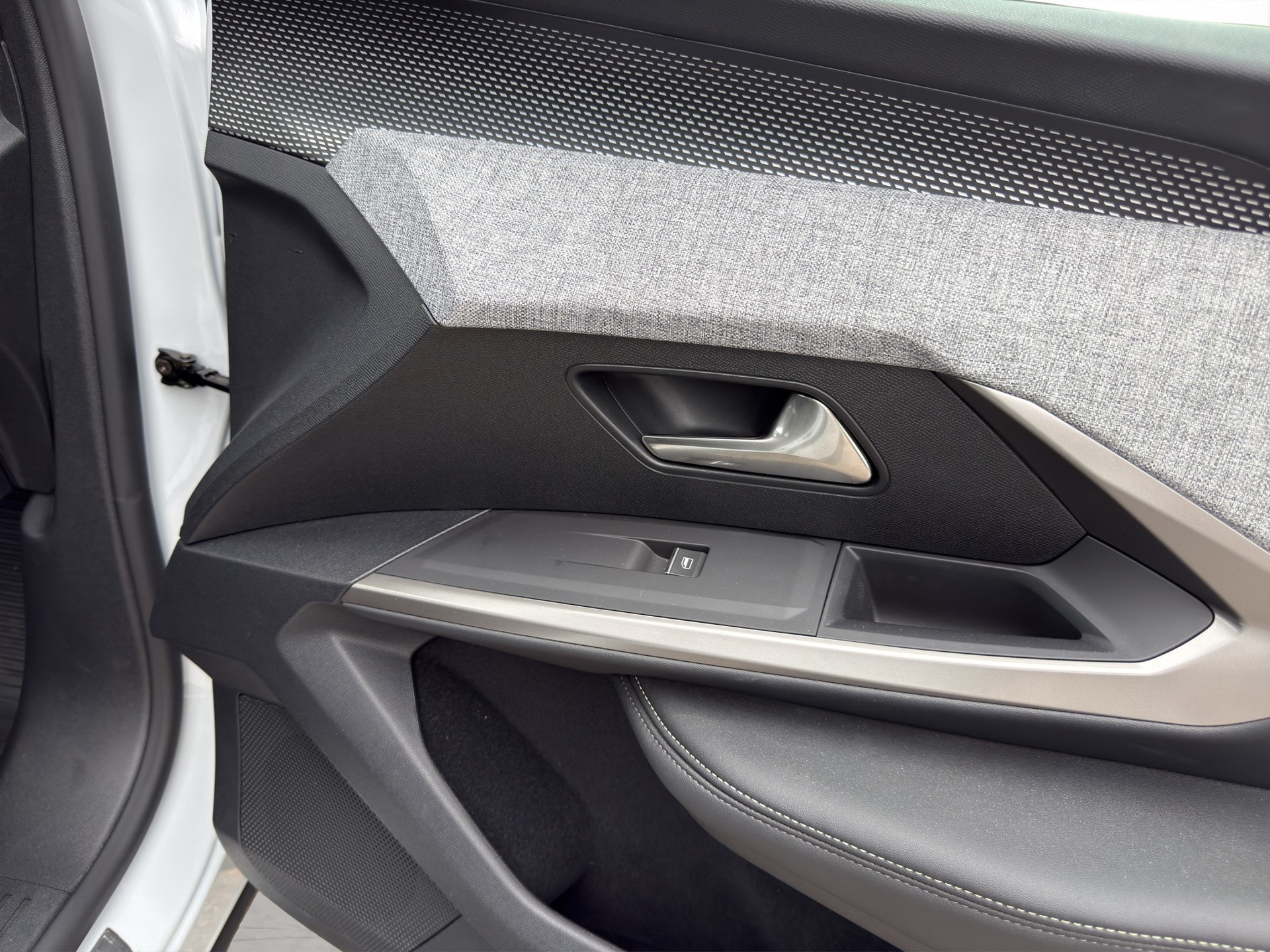 PEUGEOT 5008 1.2 Hybrid e-DCS6 GT 7 Plätzer-image-14
