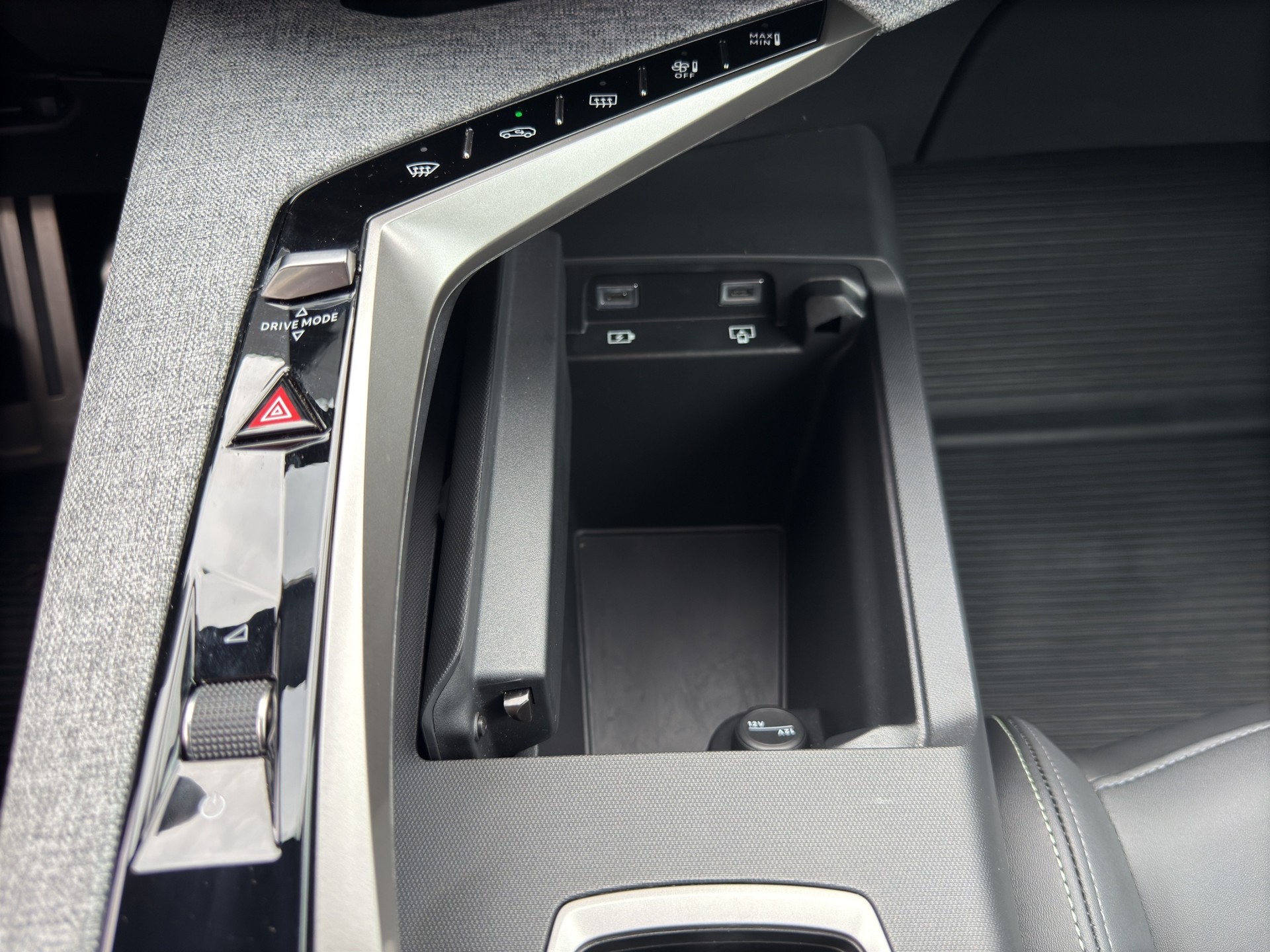 PEUGEOT 5008 1.2 Hybrid e-DCS6 GT 7 Plätzer-image-39