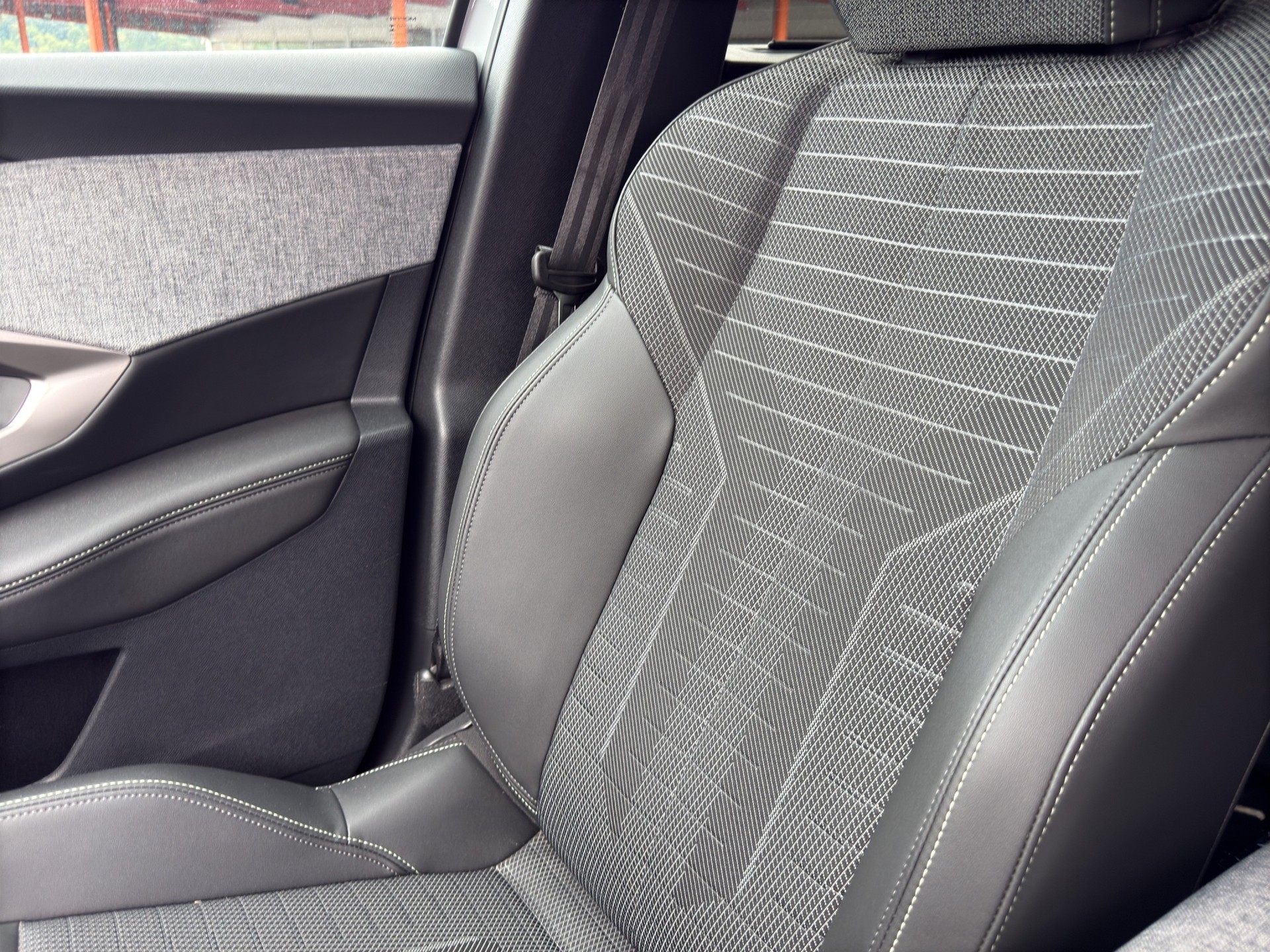 PEUGEOT 5008 1.2 Hybrid e-DCS6 GT 7 Plätzer-image-43