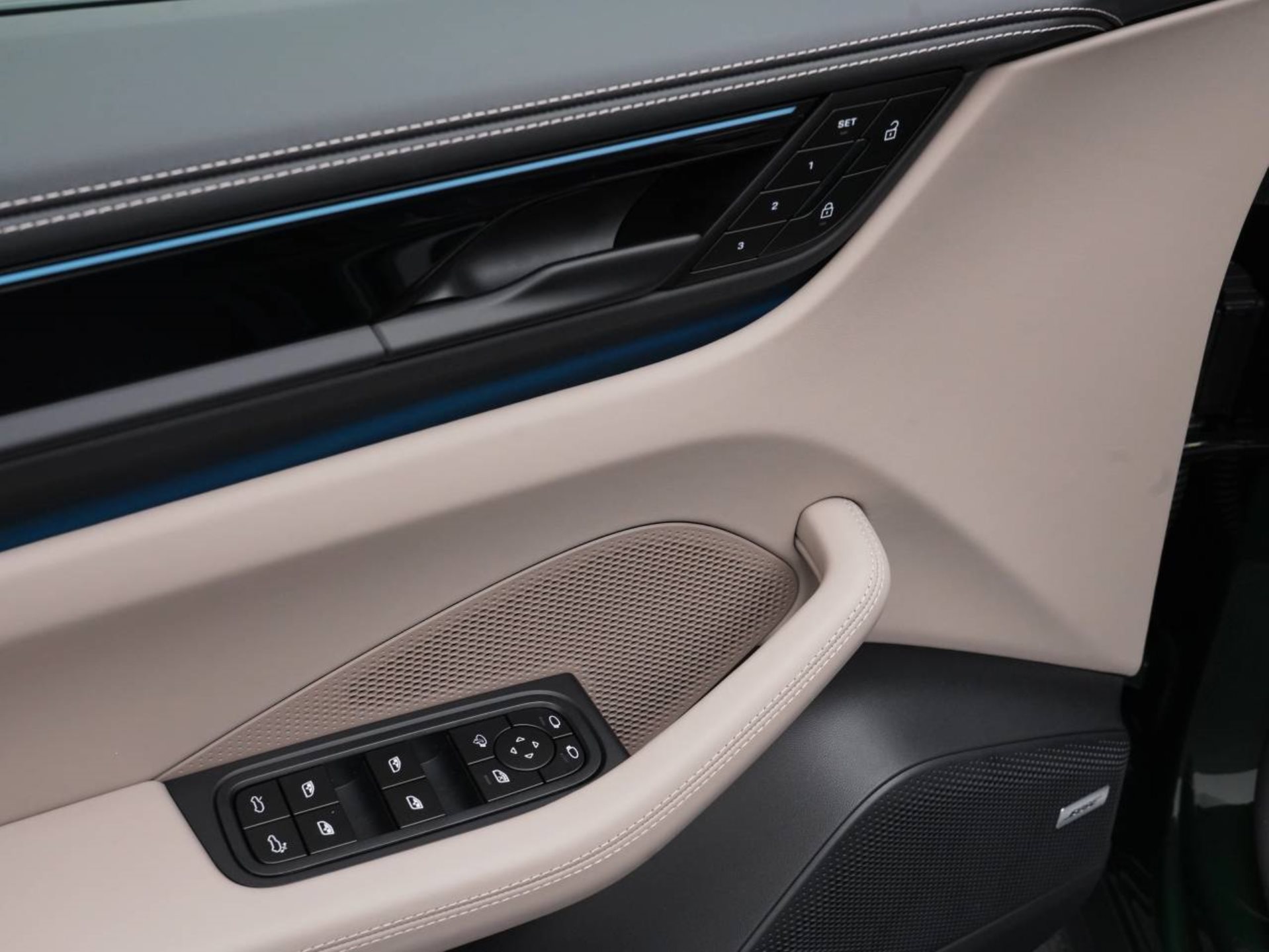 PORSCHE Macan 4S-image-19