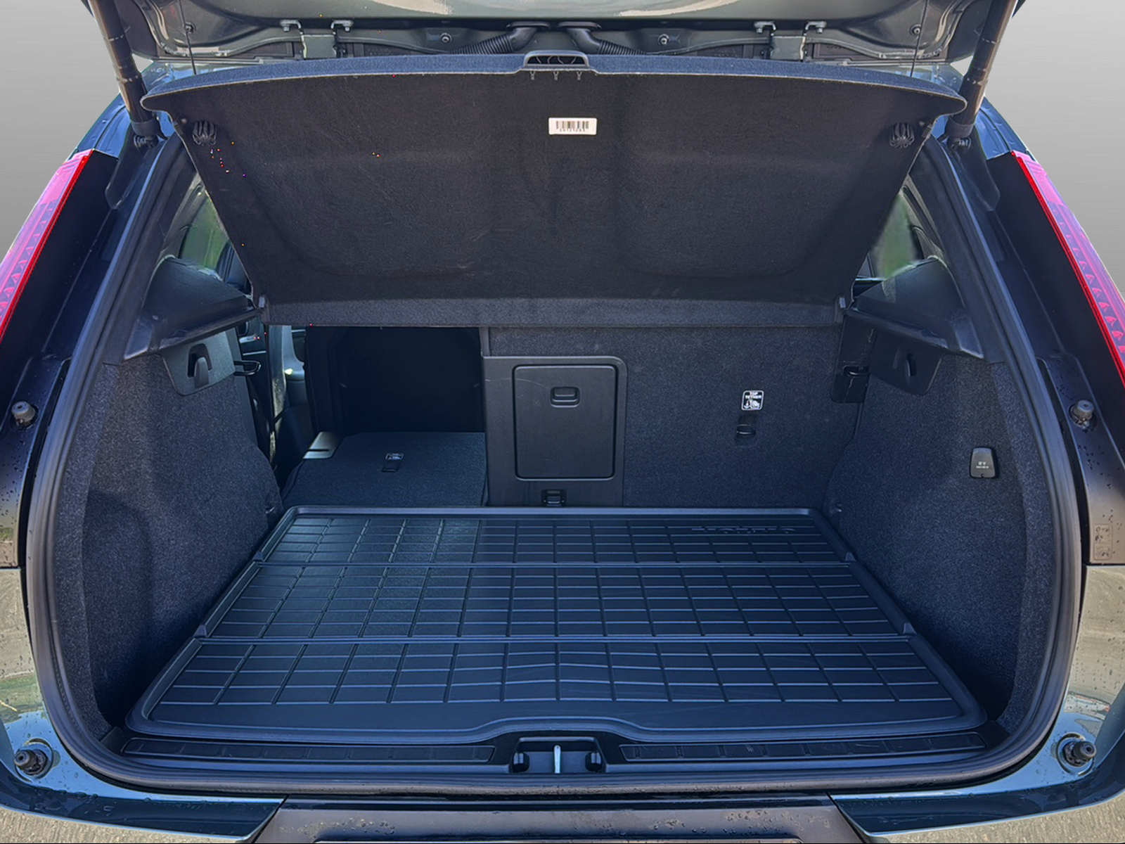 VOLVO XC40 2.0 B3 MH Plus Dark-image-15