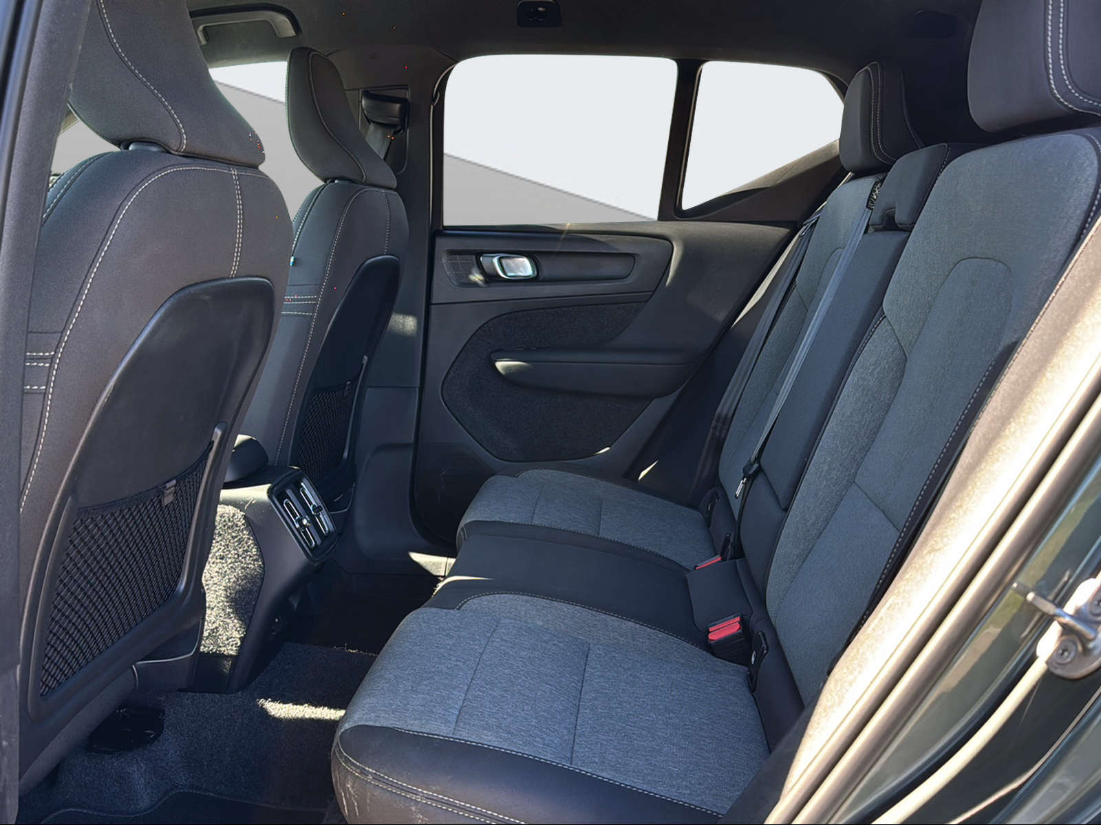 VOLVO XC40 2.0 B3 MH Plus Dark-image-13