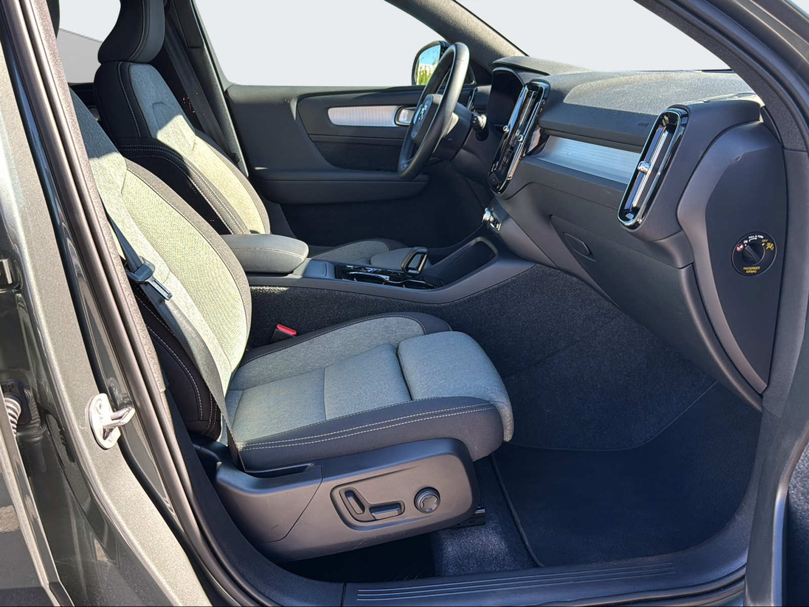 VOLVO XC40 2.0 B3 MH Plus Dark-image-14