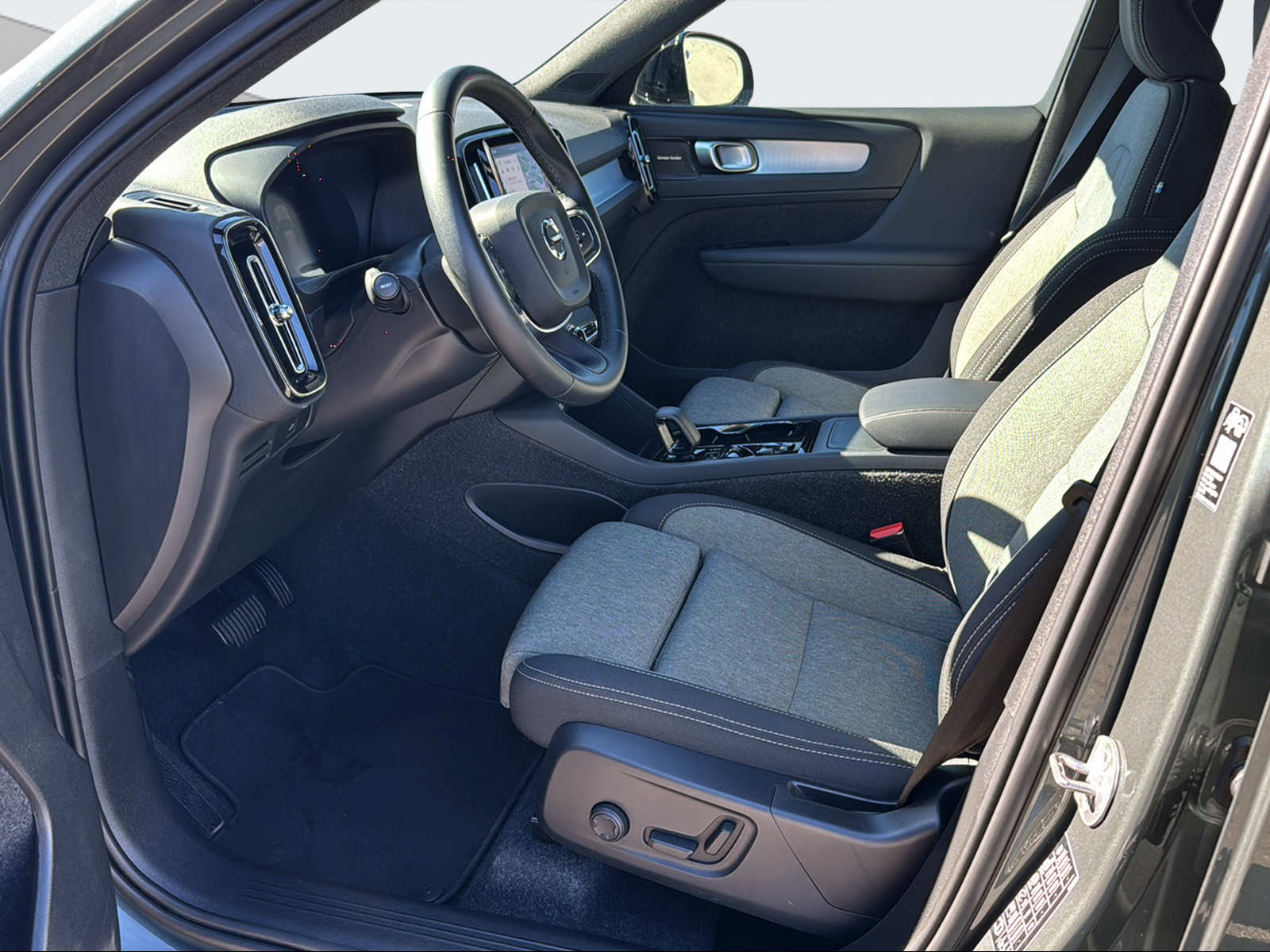 VOLVO XC40 2.0 B3 MH Plus Dark-image-9