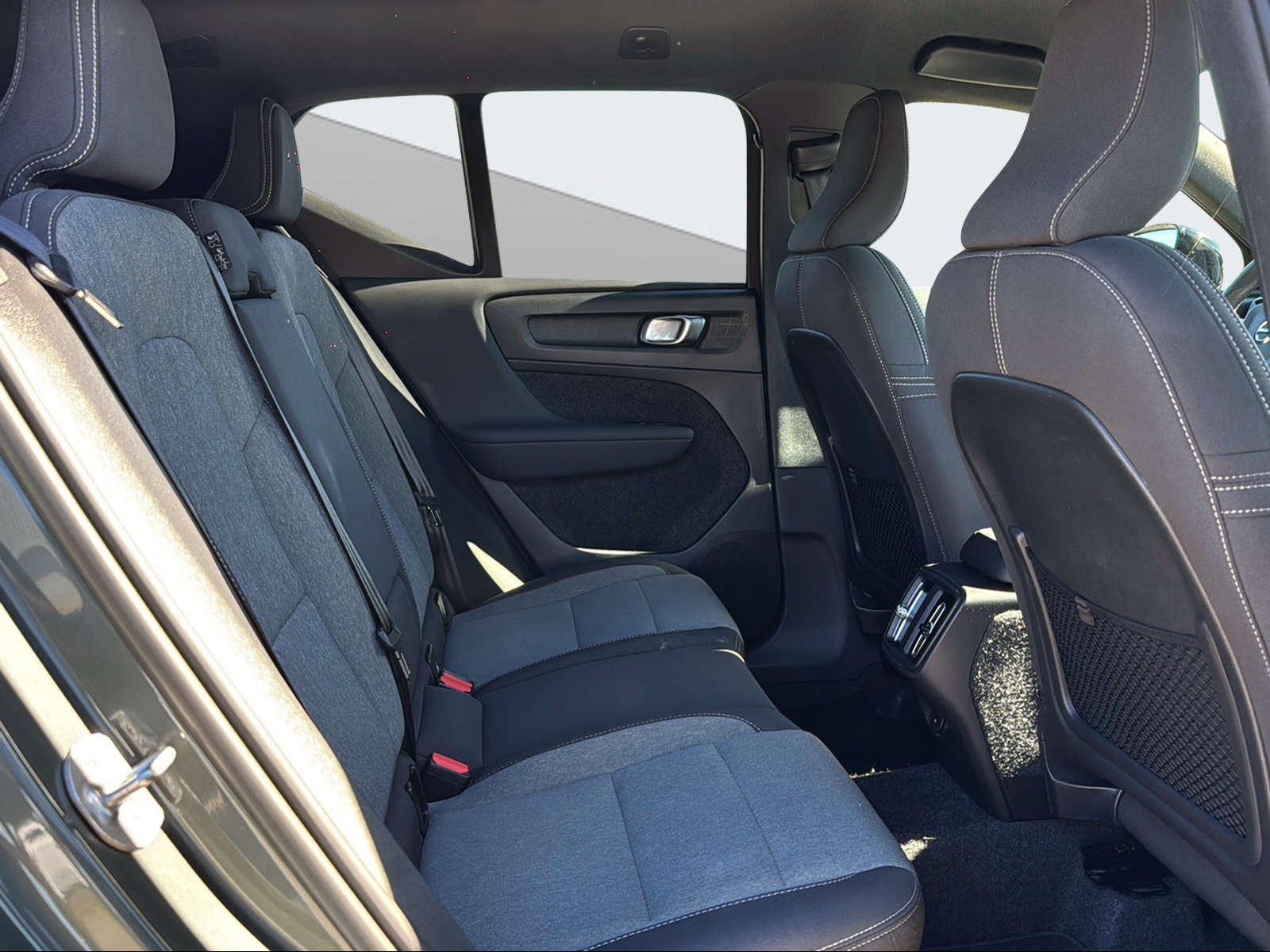VOLVO XC40 2.0 B3 MH Plus Dark-image-10