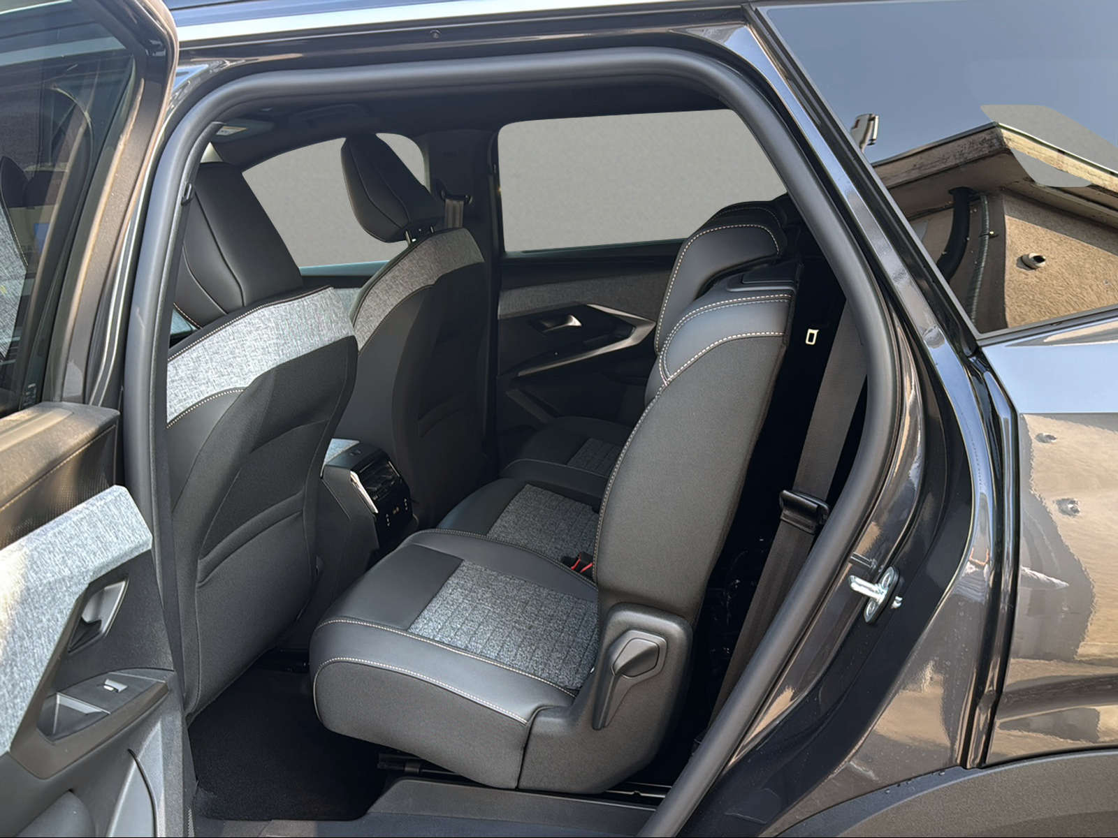 PEUGEOT 5008 145 Hybrid e-DCS6 Allure-image-7