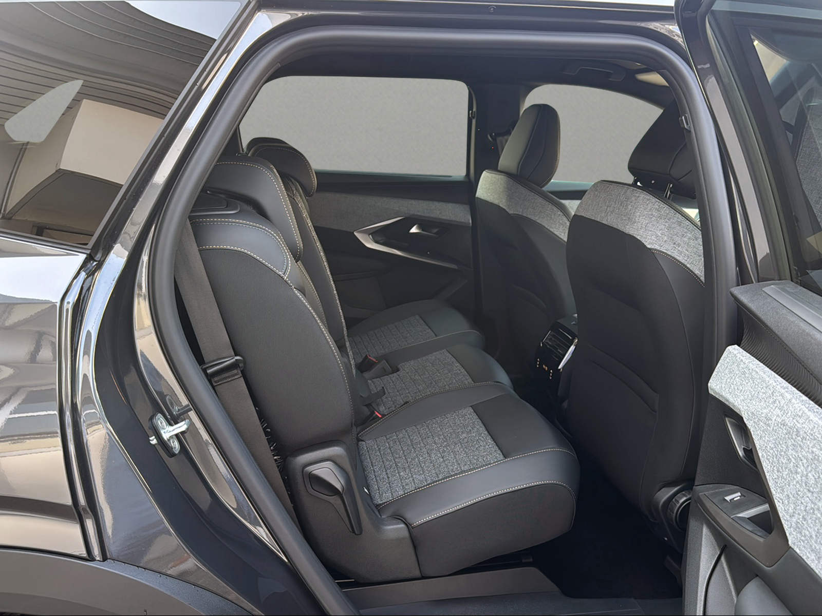 PEUGEOT 5008 145 Hybrid e-DCS6 Allure-image-13