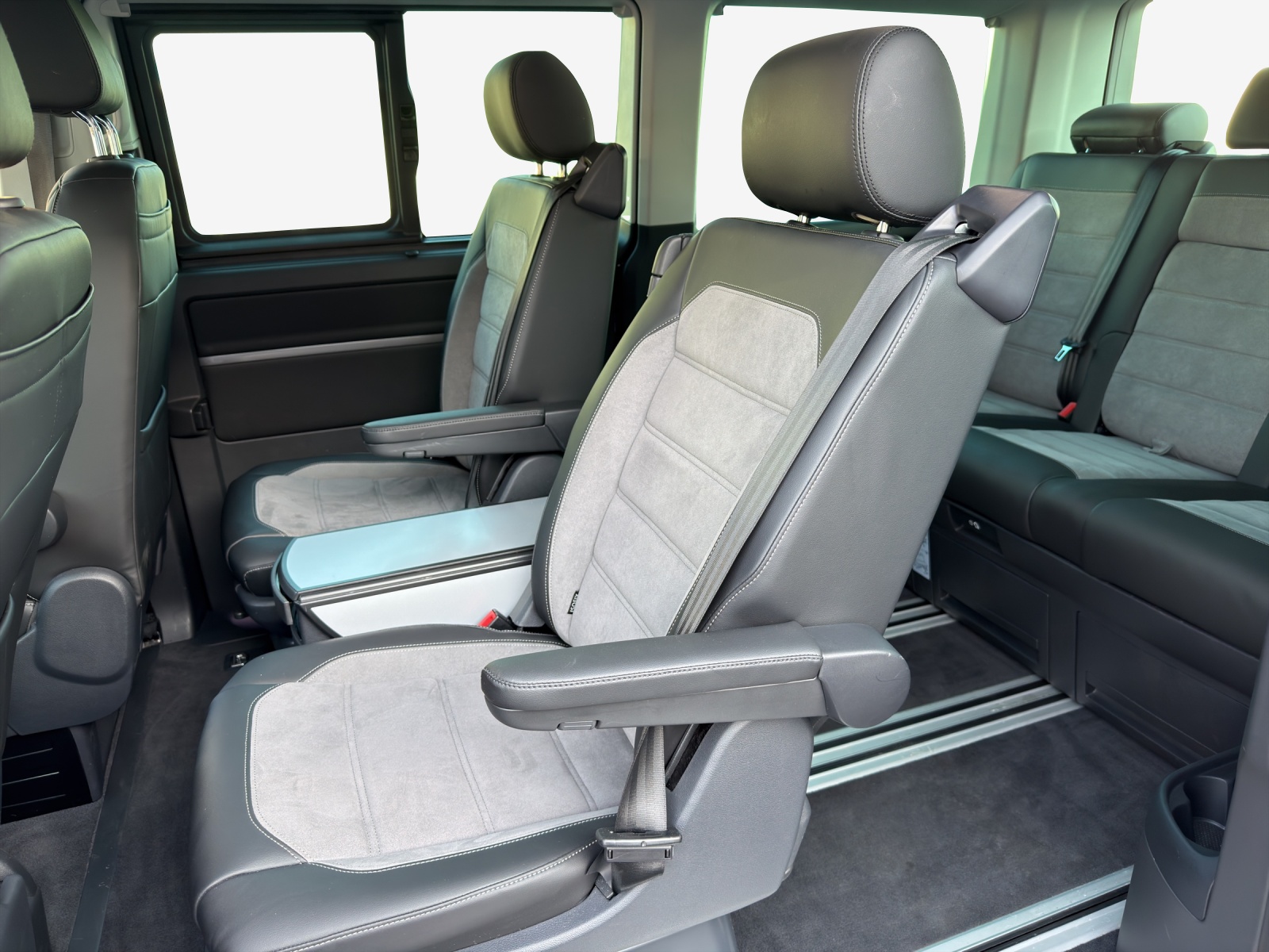 VW T6.1 Multivan 2.0 Bi-TDI Highline Liberty 4Mot. DSG-image-11
