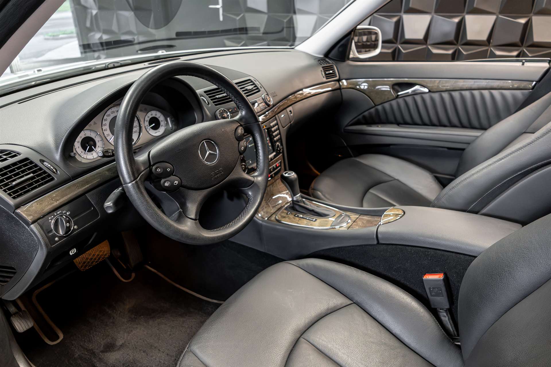 MERCEDES-BENZ E 350 CGI Avantgarde 7G-Tronic-image-14