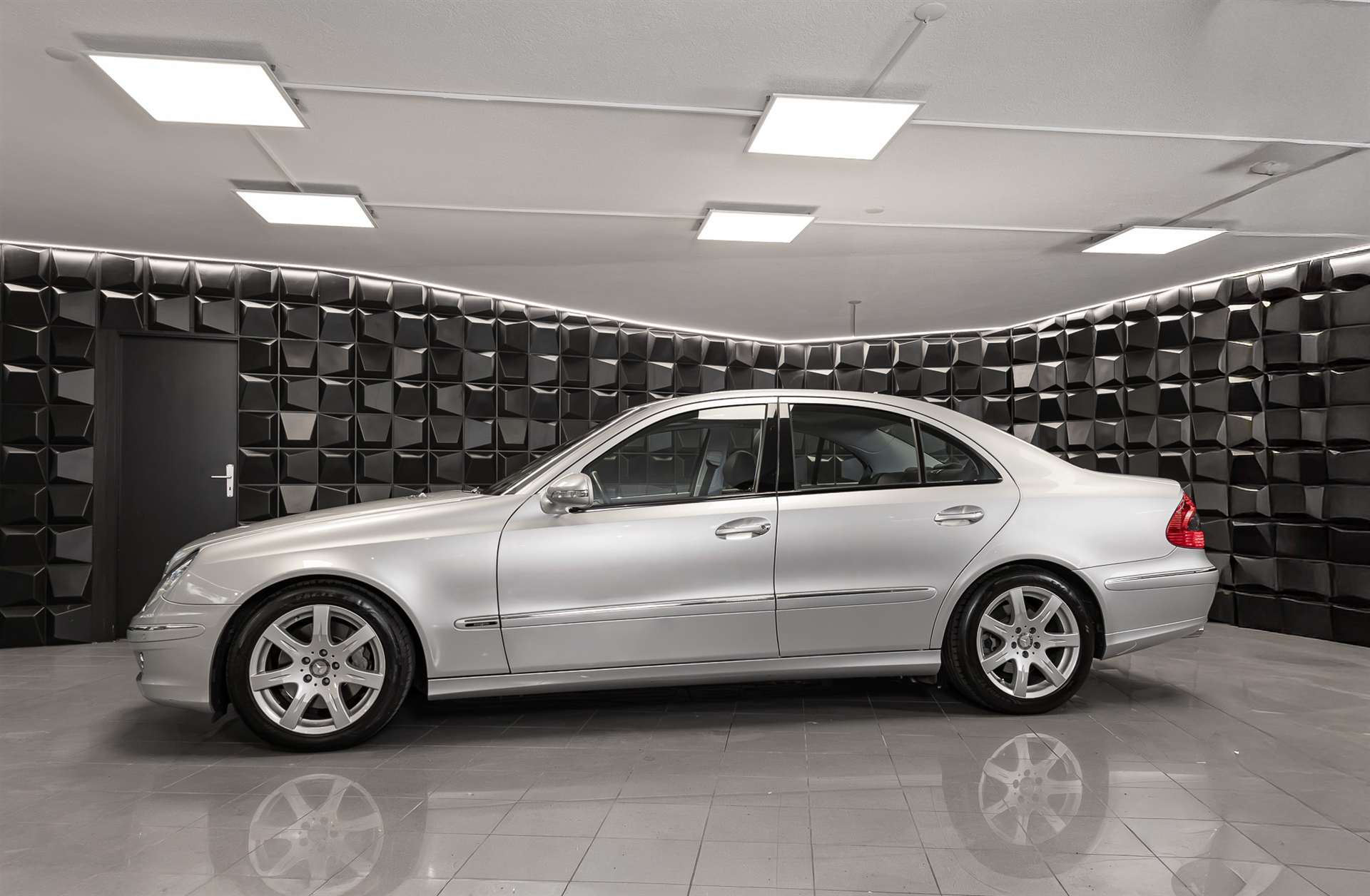 MERCEDES-BENZ E 350 CGI Avantgarde 7G-Tronic-showroom-element-1