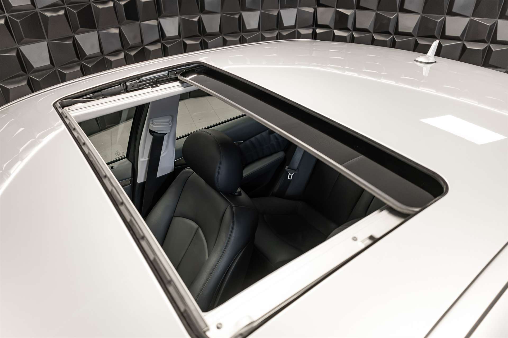 MERCEDES-BENZ E 350 CGI Avantgarde 7G-Tronic-image-5