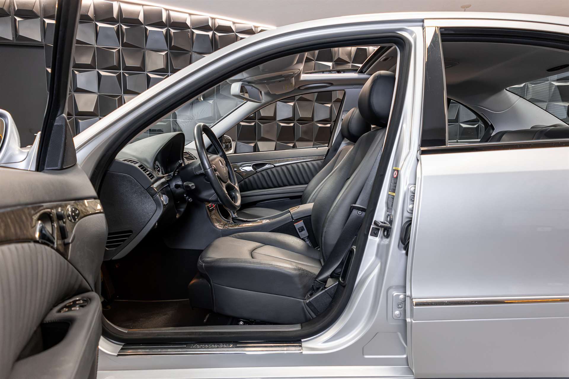 MERCEDES-BENZ E 350 CGI Avantgarde 7G-Tronic-image-12