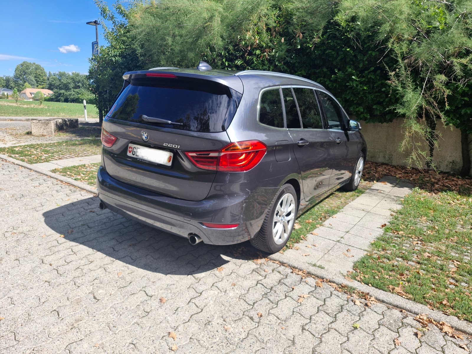 BMW 220i-image-2
