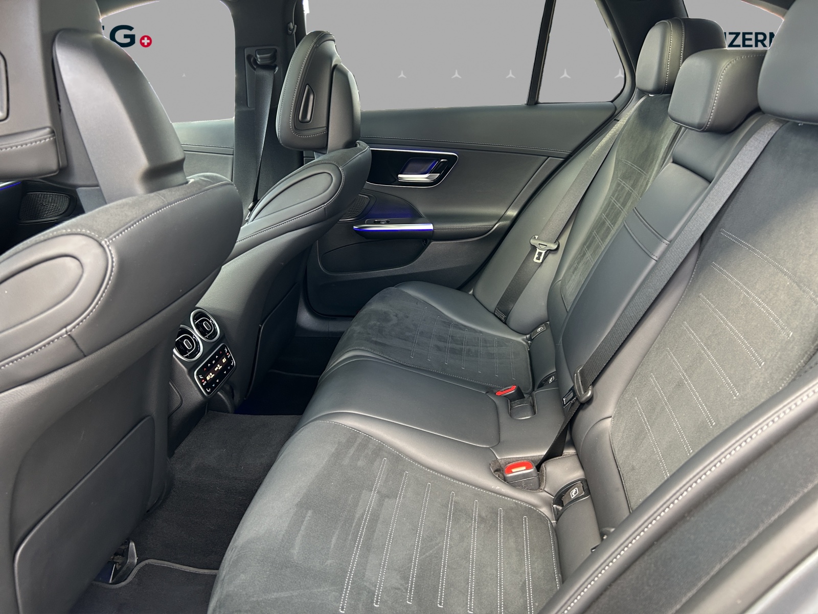 MERCEDES-BENZ C 220 d T 4Matic AMG Line-image-13