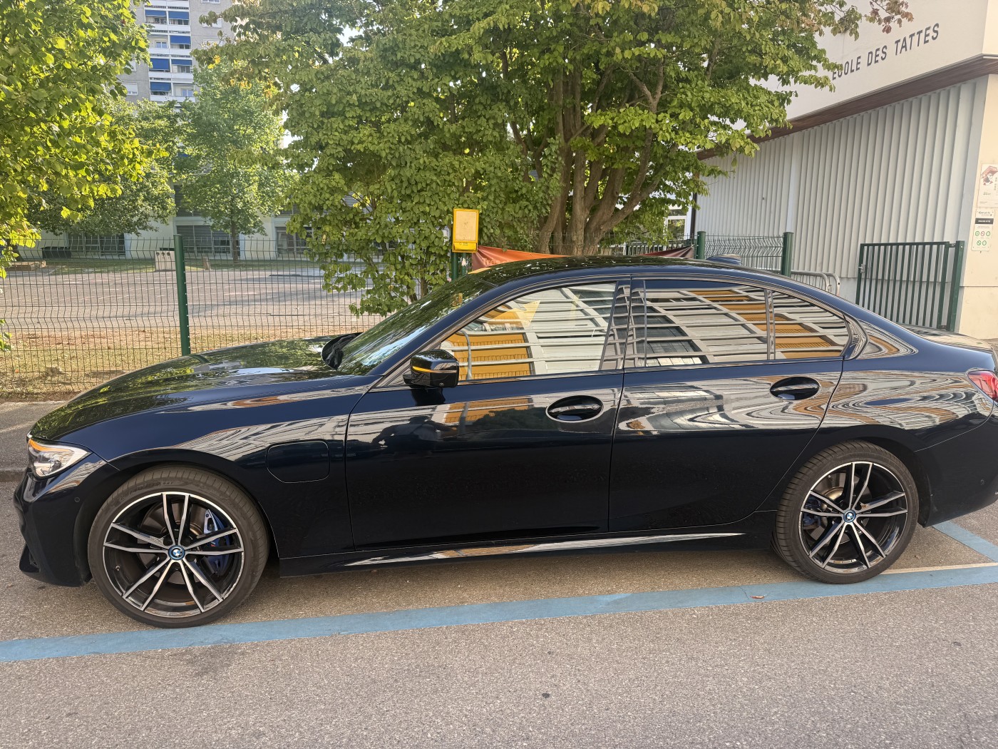 BMW 330e xDrive Pure M Sport Steptronic-image-5