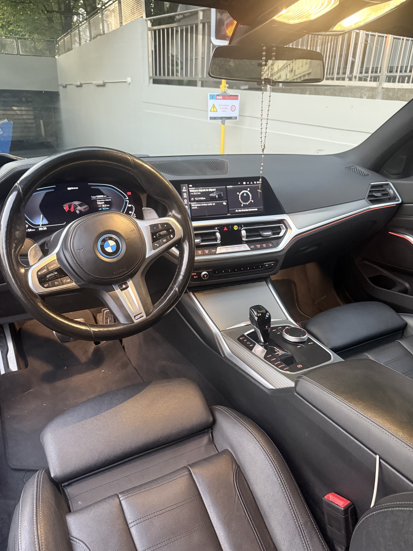 BMW 330e xDrive Pure M Sport Steptronic-image-13