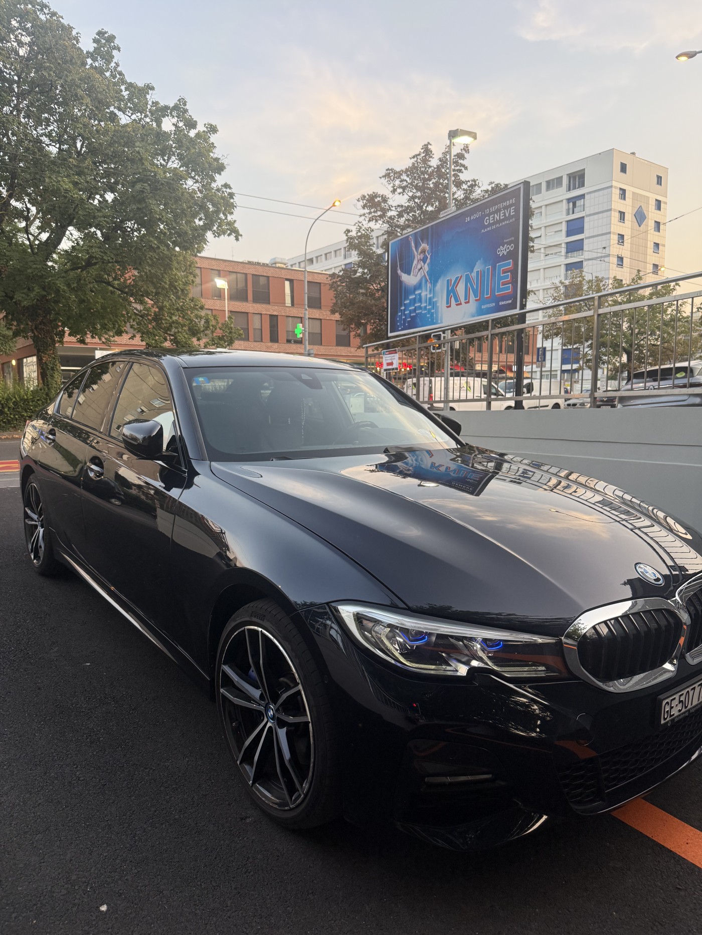 BMW 330e xDrive Pure M Sport Steptronic-image-10