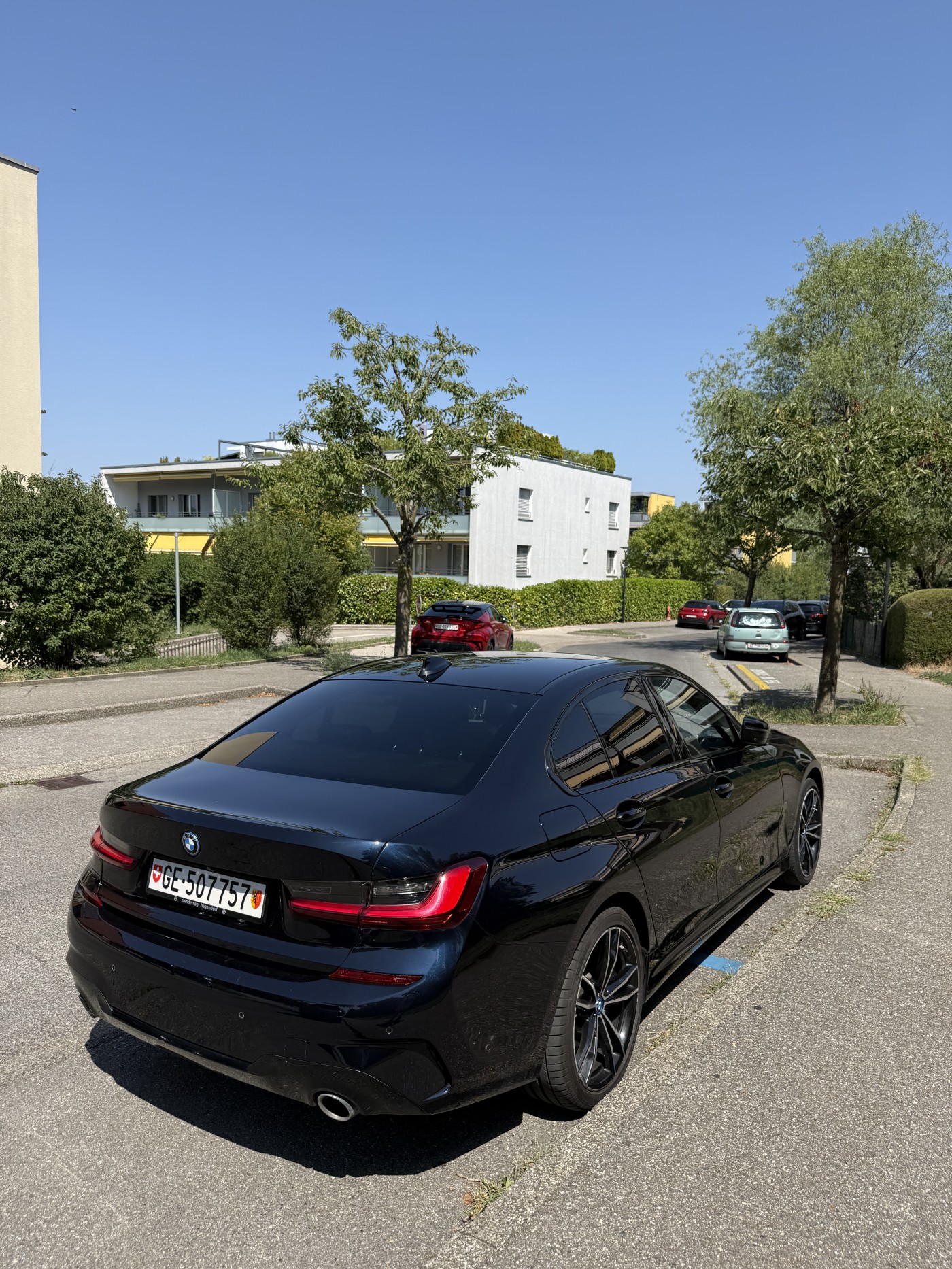 BMW 330e xDrive Pure M Sport Steptronic-image-2