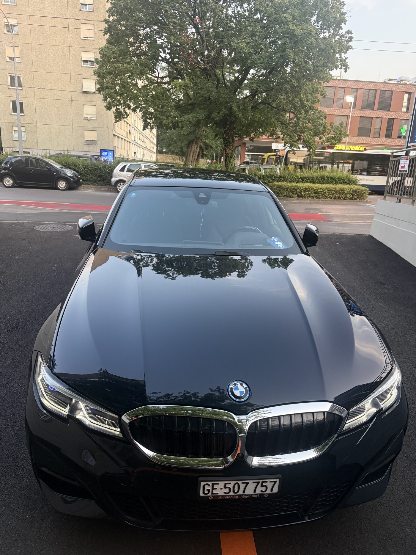 BMW 330e xDrive Pure M Sport Steptronic-image-9