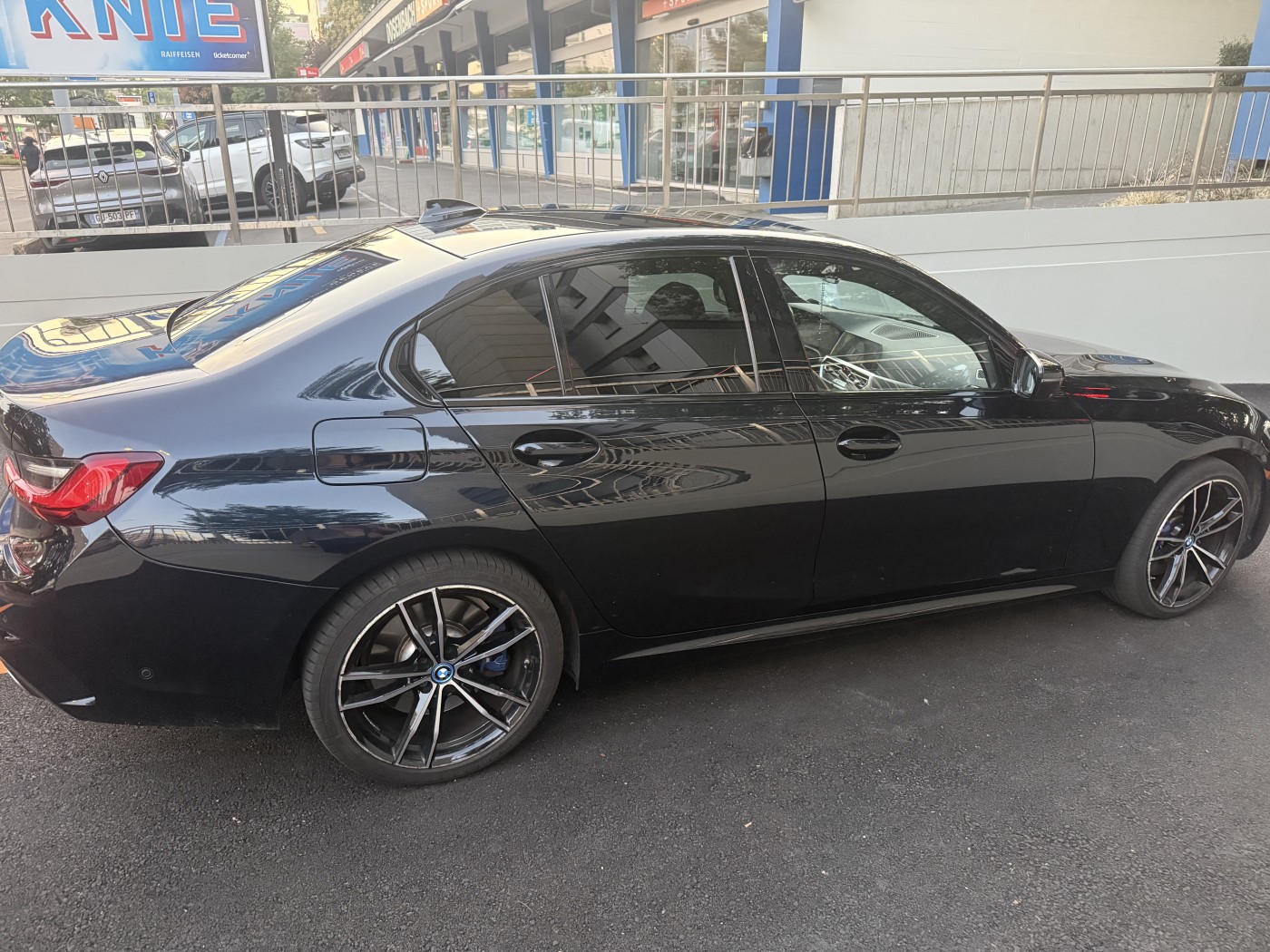 BMW 330e xDrive Pure M Sport Steptronic-image-8