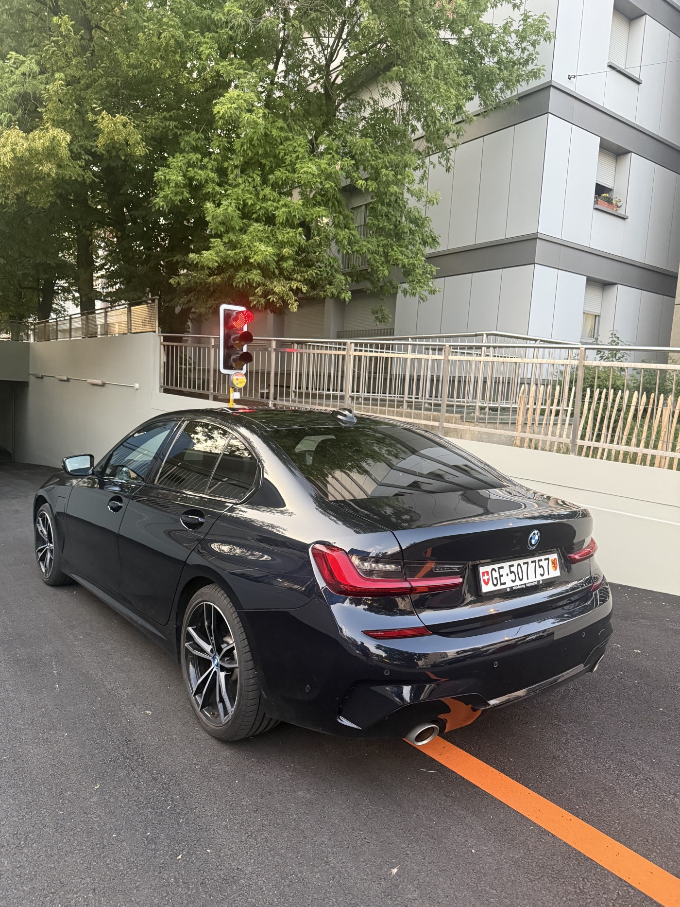BMW 330e xDrive Pure M Sport Steptronic-image-7